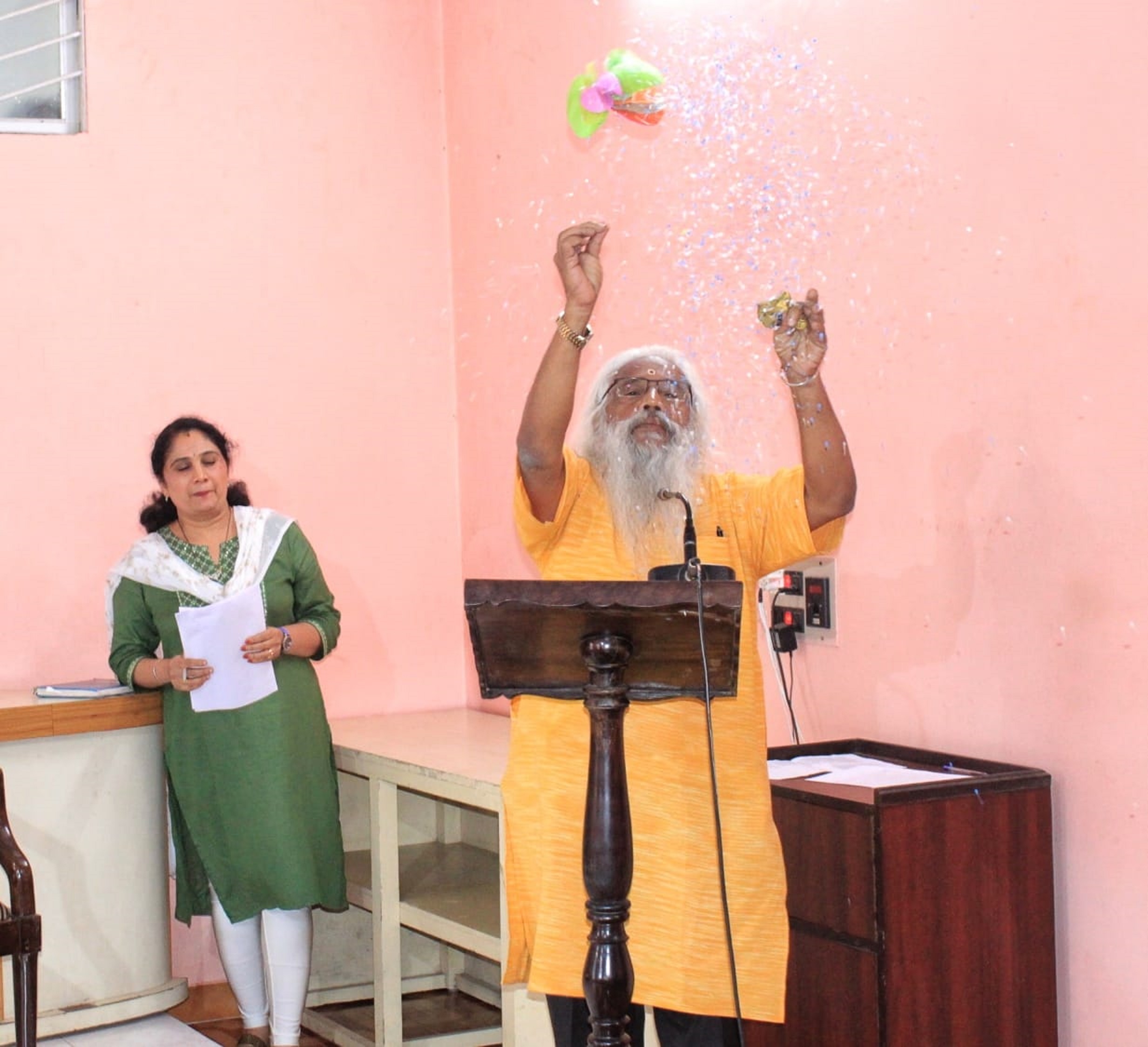 ಕವಿ ಹಾ.ತಿ.ಜಯಪ್ರಕಾಶ್ ಅವರು ಬಲೂನ್ ಒಡೆಯುವ ಮೂಲಕ ವಿಶಿಷ್ಟವಾಗಿ ಕವನ ವಾಚಿಸಿದರು