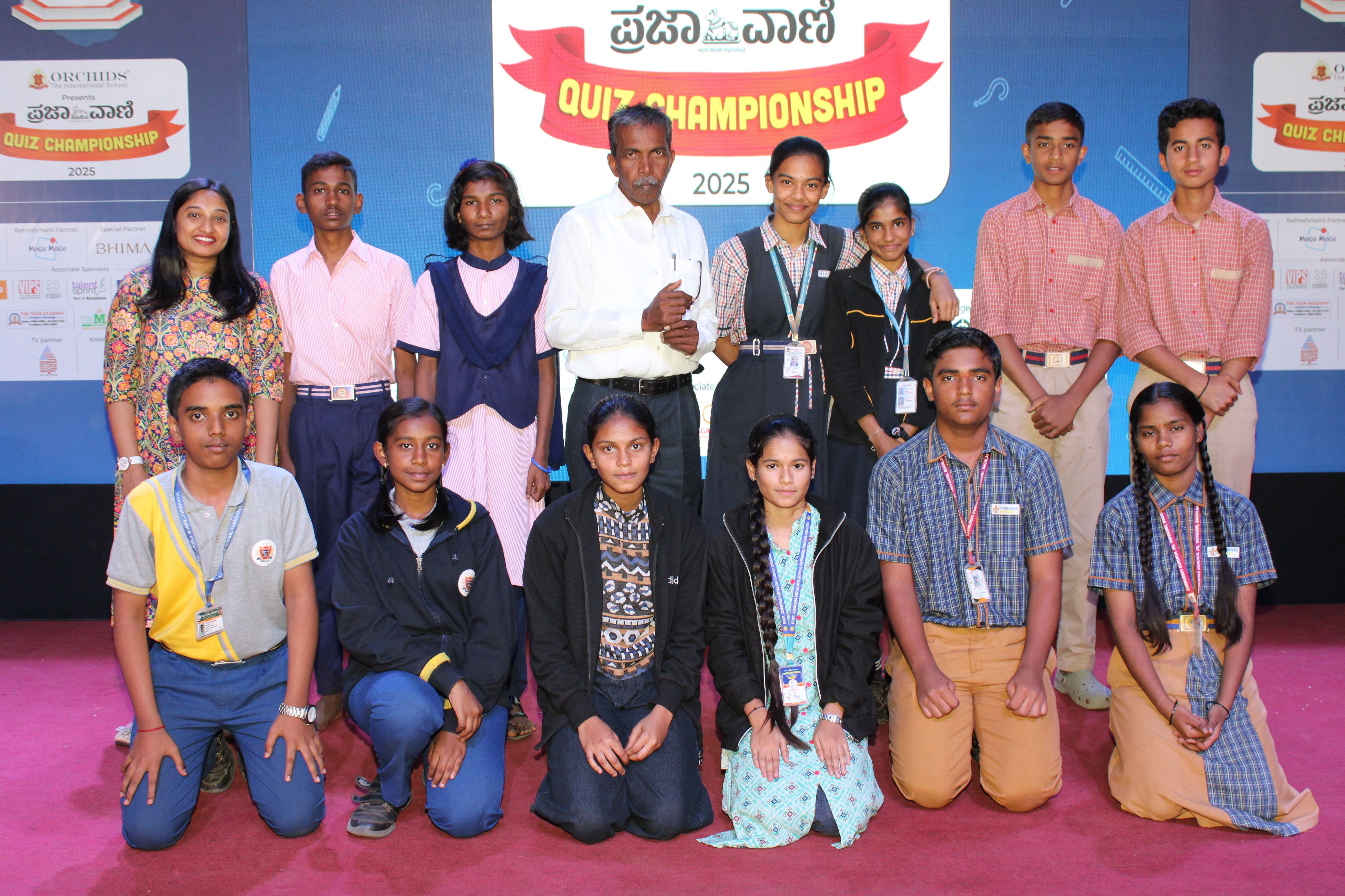 ಕ್ವಿಜ್‌ ಚಾಂಪಿಯನ್‌ಶಿಪ್‌ನಲ್ಲಿ ವಿಜೇತ ರನ್ನರ್‌ ಅಪ್ ತಂಡಗಳೊಂದಿಗೆ ಶಾಲಾ ಶಿಕ್ಷಣ ಇಲಾಖೆ ಉಪನಿರ್ದೇಶಕ ಅಜಿತ್ ಮನ್ನಿಕೇರಿ.