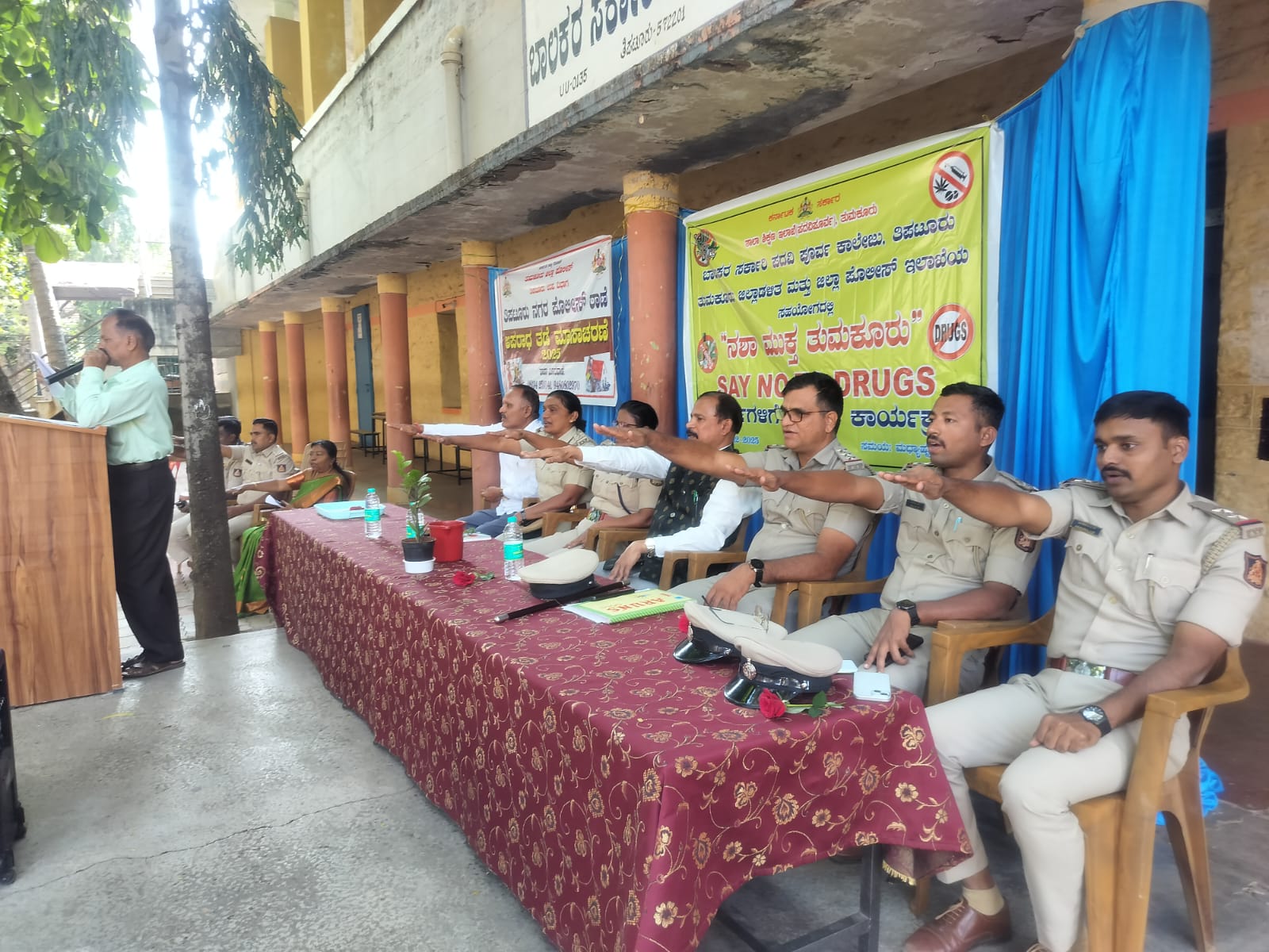 ಬಾಲಕರ ಸರ್ಕಾರಿ ಪದವಿ ಪೂರ್ವ ಕಾಲೇಜಿನಲ್ಲಿ ಪೋಲೀಸ್ ಇಲಾಖೆಯಿಂದ ಅಪರಾಧ ತಡೆ ಮಾಸಾಚರಣೆ ಹಾಗೂ ನಶಮುಕ್ತ ಅಭಿಯಾನ ಪ್ರಯುಕ್ತ ವಿದ್ಯಾರ್ಥಿಗಳಿಗೆ ಪ್ರತಿಜ್ಞಾವಿಧಿ ಬೋಧಿಸಿದರು.