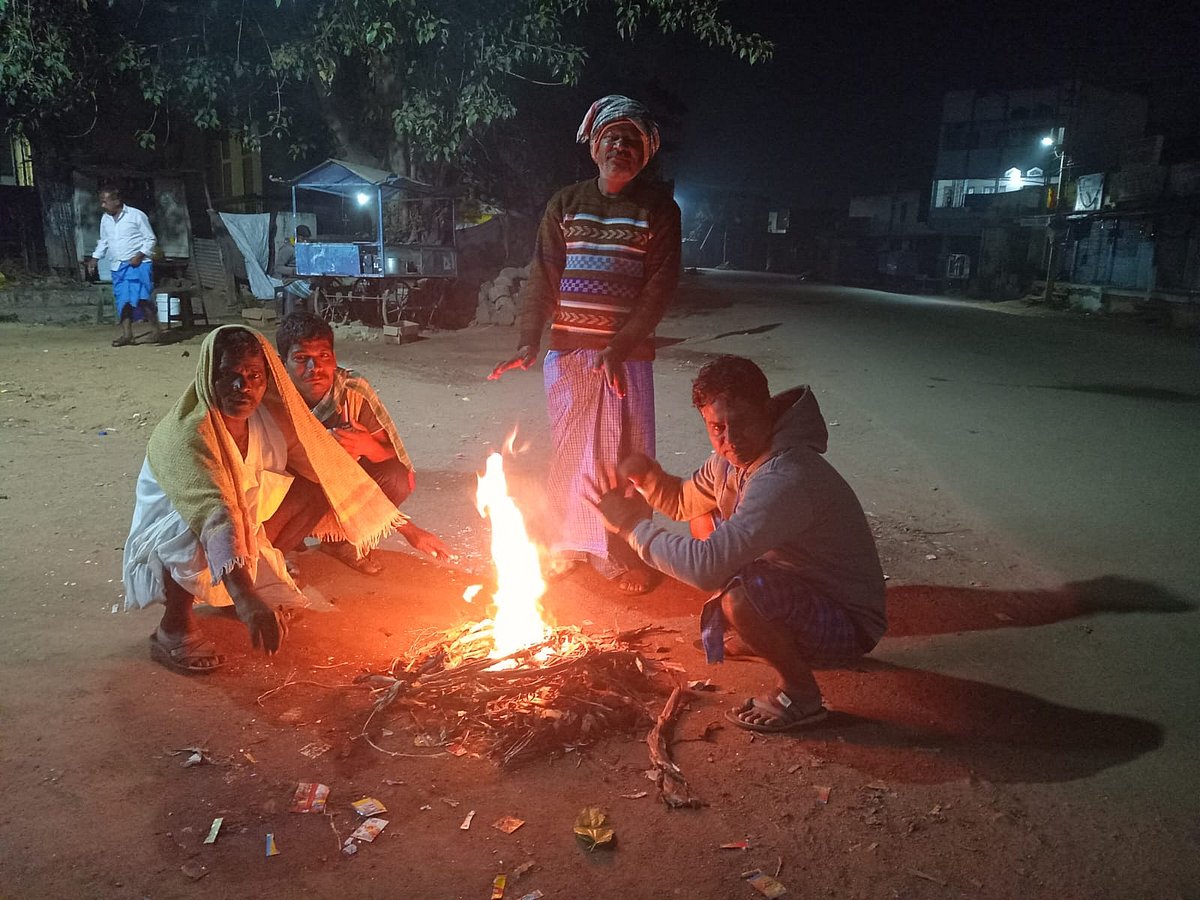 ರೋಣ | ತಾಪಮಾನ ಕುಸಿತ: ಚಳಿಗೆ ತತ್ತರಿಸಿದ ಜನ
