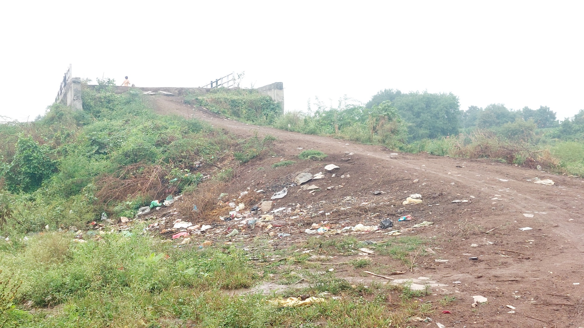 ಚಿಂಚೋಳಿ ಪಟ್ಟಣದಲ್ಲಿ ಮುಲ್ಲಾಮಾರಿ ನದಿಗೆ ಅಡ್ಡಲಾಗಿ ಸುಲೇಪೇಟ ಹಳೆದಾರಿಗೆ ನಿರ್ಮಿಸಿದ ಸೇತುವೆ ಕೂಡು ರಸ್ತೆ ಬಾಕಿ ಇರುವುದು