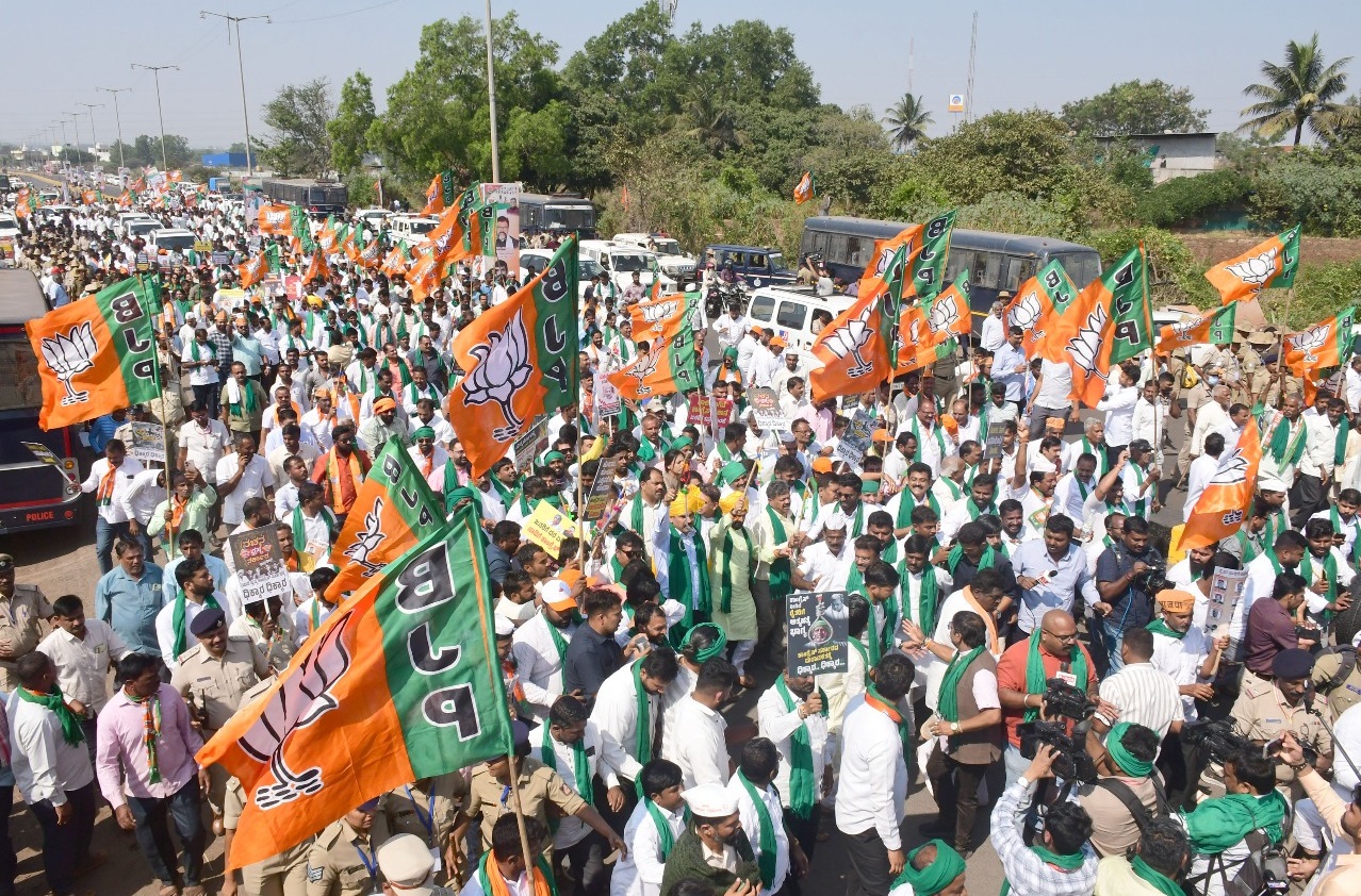 ಬೆಳಗಾವಿಯ ಸುವರ್ಣ ವಿಧಾನಸೌಧಕ್ಕೆ ಮಂಗಳವಾರ ಮುತ್ತಿಗೆ ಹಾಕಲು ಬಿಜೆಪಿ ಕಾರ್ಯಕರ್ತರು ಪಾದಯಾತ್ರೆ ನಡೆಸಿದರು