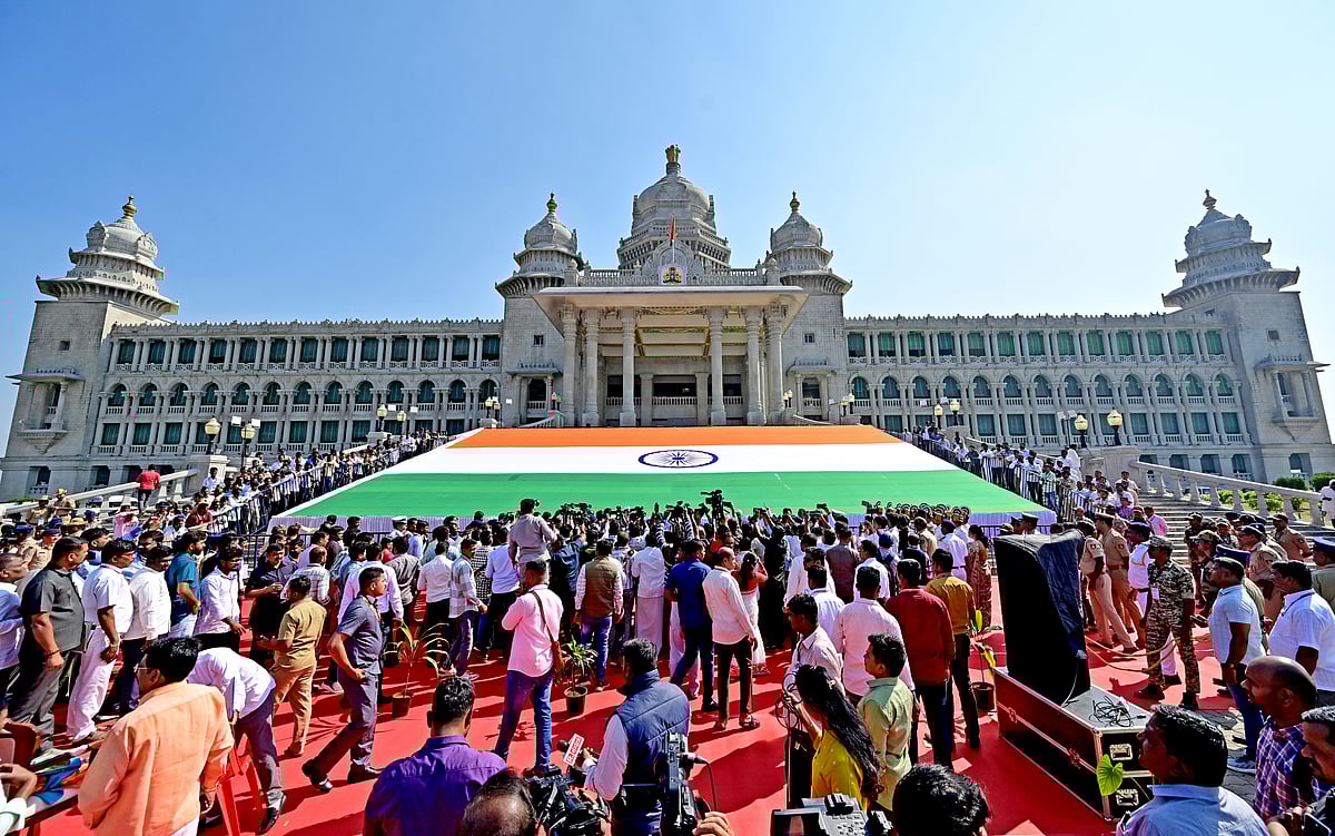 ಬೆಳಗಾವಿಯ ಸುವರ್ಣ ವಿಧಾನಸೌಧ: ಜಗತ್ತಿನ ಎರಡನೇ ದೊಡ್ಡ ಧ್ವಜ ಅನಾವರಣ