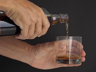 ಮದ್ಯಪಾನ ಮತ್ತು ಧೂಮಪಾನ: ಮದ್ಯ ಸೇವನೆ ನೇರವಾಗಿ ಹಾಲಿಗೆ ವರ್ಗಾವಣೆಯಾಗುತ್ತದೆ. ಧೂಮಪಾನದಿಂದ ನಿಕೋಟಿನ್ ಮತ್ತು ಇತರೆ ರಾಸಾಯನಿಕಗಳು ಹಾಲಿನಲ್ಲಿ ಸೇರಿ ಶಿಶುವಿಗೆ ತೀವ್ರ ಹಾನಿ ಮಾಡುತ್ತವೆ.