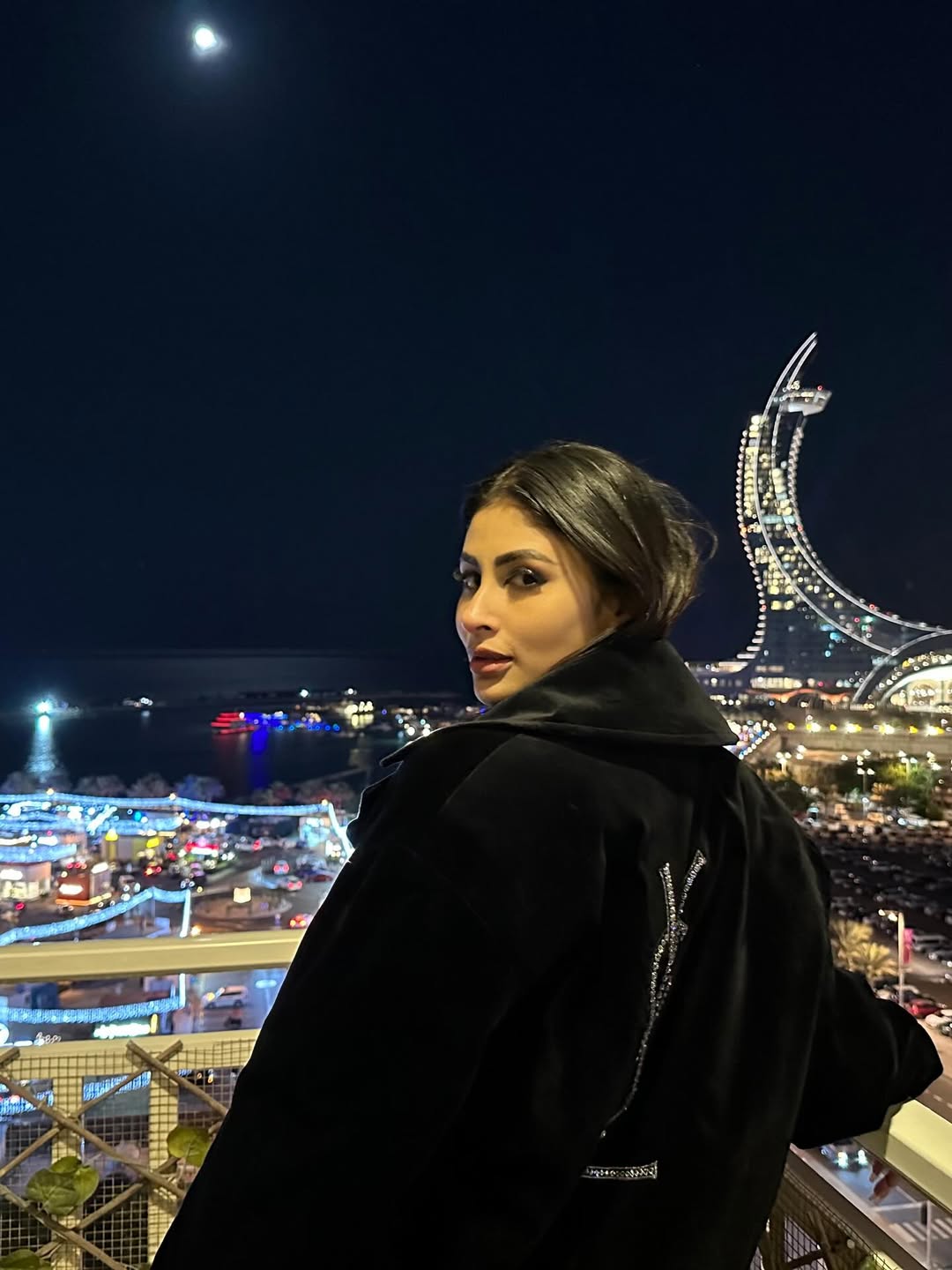 ಸೀರೆ ಧರಿಸಿದ ಚಿತ್ರಗಳನ್ನು ನಟಿ  ಮೌನಿ ರಾಯ್ ಸಾಮಾಜಿಕ ಮಾಧ್ಯಮದಲ್ಲಿ ಹಂಚಿಕೊಂಡಿದ್ದಾರೆ