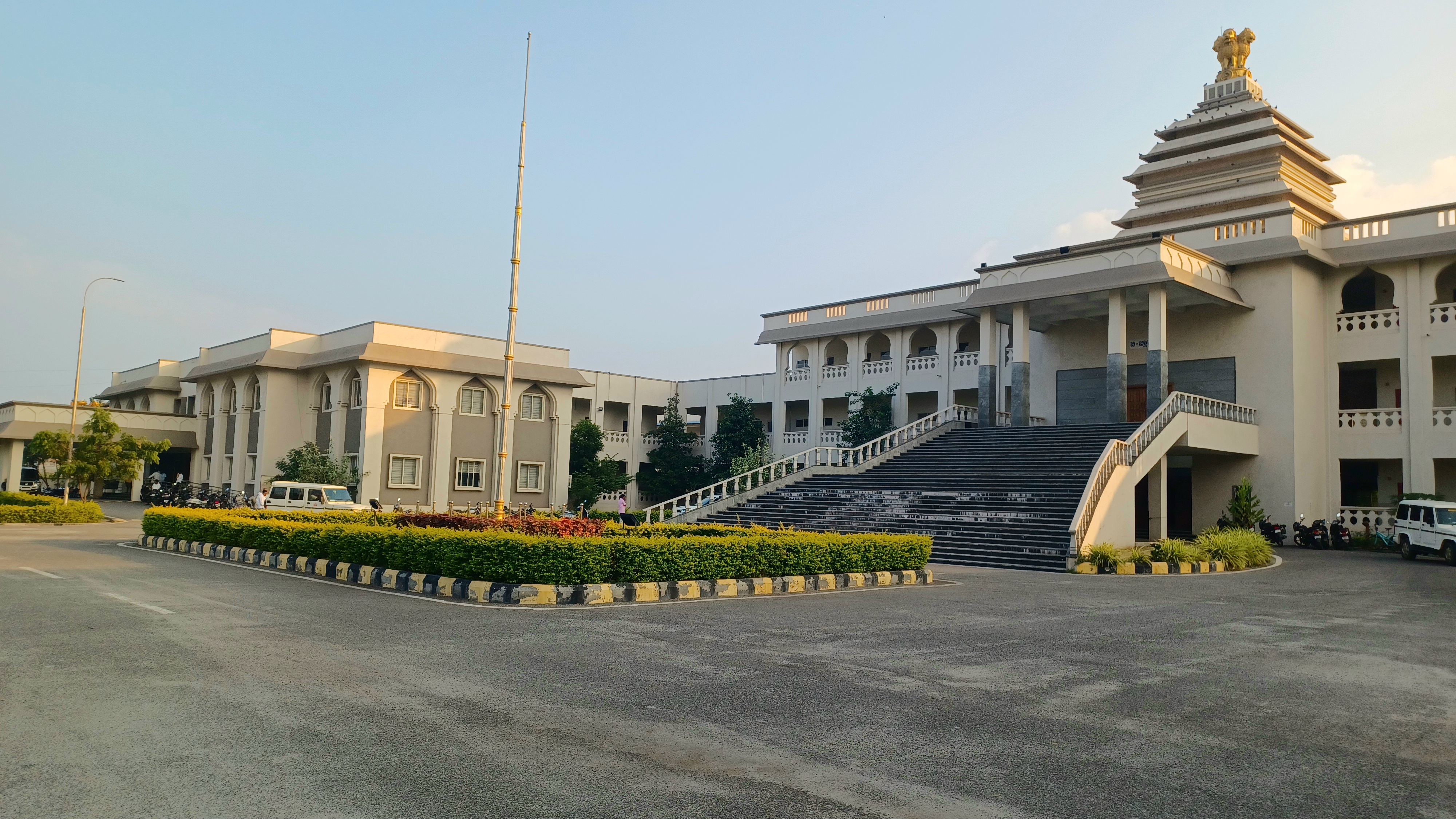 ಬಳ್ಳಾರಿಯ ಡಾ. ರಾಜ್‌ಕುಮಾರ್‌ ರಸ್ತೆಯಲ್ಲಿರುವ ಹೊಸ ಜಿಲ್ಲಾಡಳಿತ ಭವನದ ಹೊರಾಂಗಣ 