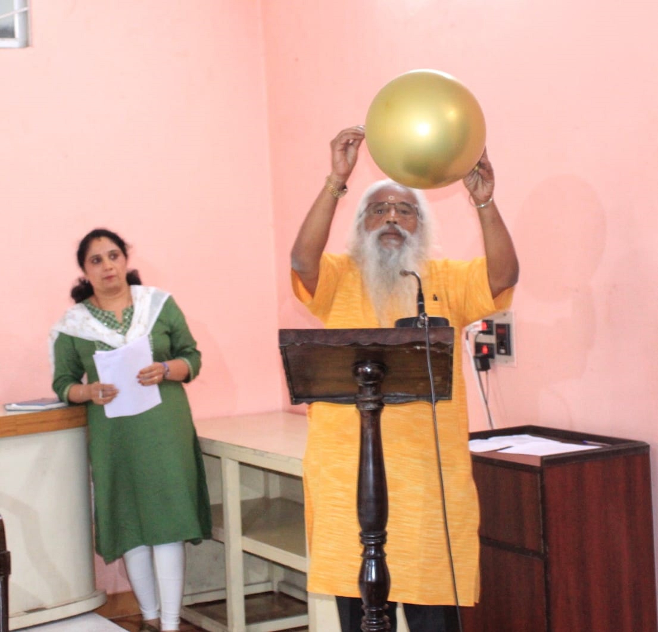 ಚುಟುಕು ಕವಿ ಹಾ.ತಿ.ಜಯಪ್ರಕಾಶ್ ಬಲೂನ್ ಒಡೆಯುವ ಮೂಲಕ ವಿಶಿಷ್ಟವಾಗಿ ಚುಟುಕು ವಾಚಿಸಿದರು