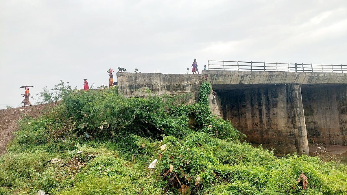ಚಿಂಚೋಳಿ: ಮುಲ್ಲಾಮಾರಿ‌ ನದಿಗೆ ಅಡ್ಡಲಾಗಿ ಸೇತುವೆ ನಿರ್ಮಿಸಿದರೂ ಜನರಿಗಿಲ್ಲ ಉಪಯೋಗ