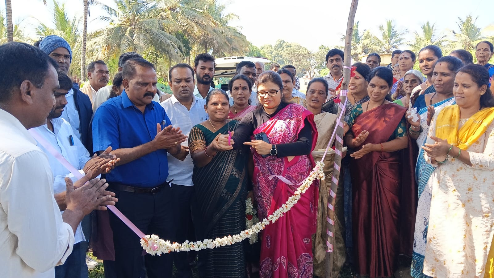 ಚಾಮರಾಜನಗರ ತಾಲ್ಲೂಕಿನ ಹೆಬ್ಬಸೂರು ಗ್ರಾಮದಲ್ಲಿ ಆಯೋಜಿಸಲಾಗಿದ್ದ ಮತ್ಸ್ಯ ಸಂಜೀವಿನಿ ಯೋಜನೆಗೆ ಜಿಲ್ಲಾ ಪಂಚಾಯತ್ ಸಿಇಒ ಮೋನಾ ರೋತ್ ಚಾಲನೆ ನೀಡಿದರು