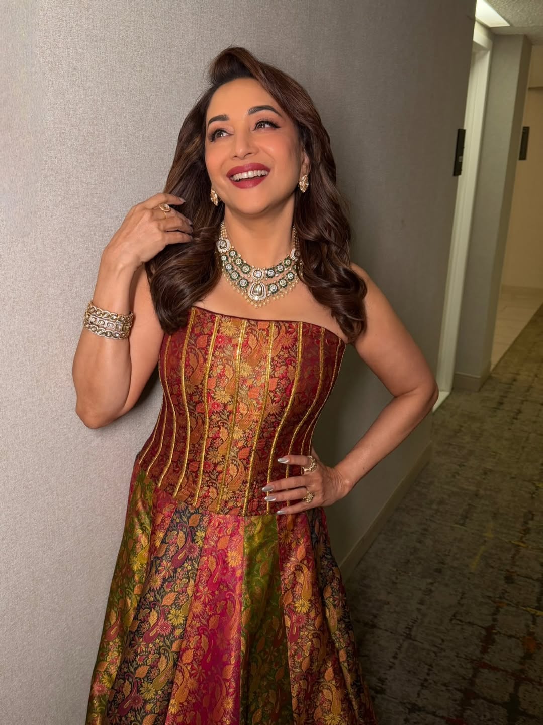 ನಟಿ  ಮಾಧುರಿ ದೀಕ್ಷಿತ್ ಅವರು ಬಿಳಿ ಮಿಶ್ರಿತ ಬಣ್ಣದ ಆಭರಣ ತೊಟ್ಟು ಕಂಗೊಳಿಸಿದ್ದಾರೆ.