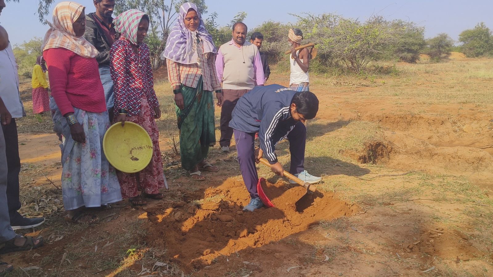 ದಾವಣಗೆರೆ ಜಿಲ್ಲಾ ಪಂಚಾಯಿತಿ ಸಿಇಒ ಗಿತ್ತೆ ಮಾಧವ ವಿಠ್ಠಲರಾವ್‌ ಅವರು ಜಗಳೂರು ತಾಲ್ಲೂಕಿನ ಬ್ಯಾಟಗಾರನಹಳ್ಳಿಯಲ್ಲಿ ನರೇಗಾ ಯೋಜನೆಯಡಿ ಬುಧವಾರ ನಡೆದ ಗೋಕಟ್ಟೆ ಹೂಳೆತ್ತುವ ಕಾರ್ಯಕ್ಕೆ ಕೈಜೋಡಿಸಿದ್ದು ಹೀಗೆ