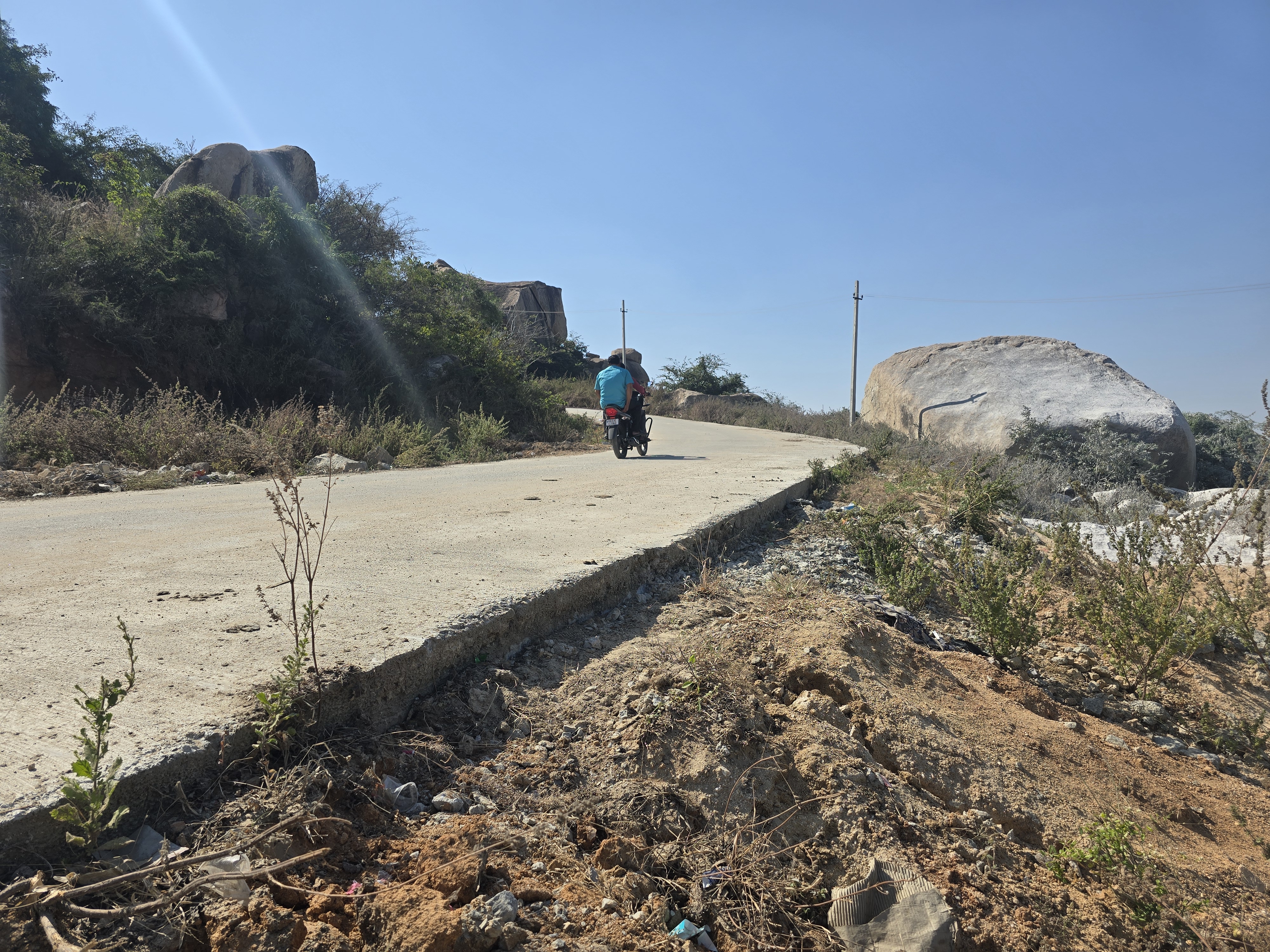 ಯಾದಗಿರಿಯ ಮೈಲಾಪುರದ ಮೈಲಾರಲಿಂಗೇಶ್ವರ ದೇವಸ್ಥಾನದ ಬೆಟ್ಟ ಹಿಂಬದಿಯಲ್ಲಿ ತಡೆಗೋಡೆ ಇಲ್ಲದ ರಸ್ತೆ