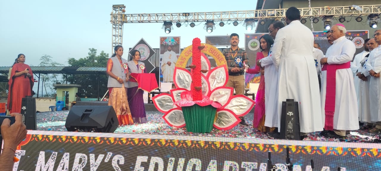 ಸುಂಟಿಕೊಪ್ಪ ಸಂತ ಮೇರಿ ಆಂಗ್ಲ ಮಾದ್ಯಮ ವಿದ್ಯಾಸಂಸ್ಥೆಗಳ ವತಿಯಿಂದ ಮಂಗಳವಾರ ರಾತ್ರಿ ನಡೆದ ಶಾಲಾ ವಾರ್ಷಿಕೋತ್ಸವ ಸಮಾರಂಭವನ್ನು ರಿಯಾಲಿಟಿ ಶೋನ ಸ್ಪರ್ಧೆ ಸಿಂಚನ ಉದ್ಘಾಟಿಸಿದರು.