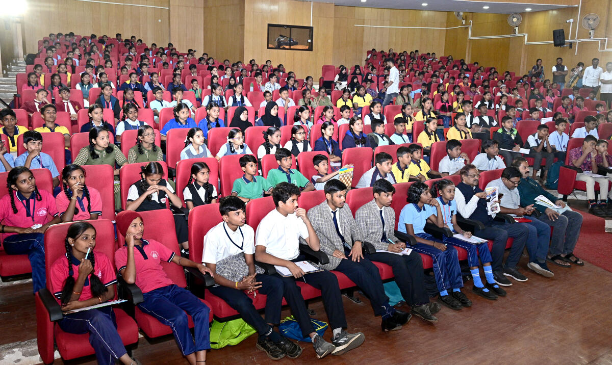 ಹು‌ಬ್ಬಳ್ಳಿಯಲ್ಲಿ ನಡೆದ ಪ್ರಜಾವಾಣಿ ರಸಪ್ರಶ್ನೆ ಚಾಂಪಿಯನ್‌ಶಿಪ್‌ ಕಾರ್ಯಕ್ರಮದಲ್ಲಿ ವಿವಿಧ ಶಾಲೆಗಳ ವಿದ್ಯಾರ್ಥಿಗಳು ಪಾಲ್ಗೊಂಡಿದ್ದರು.