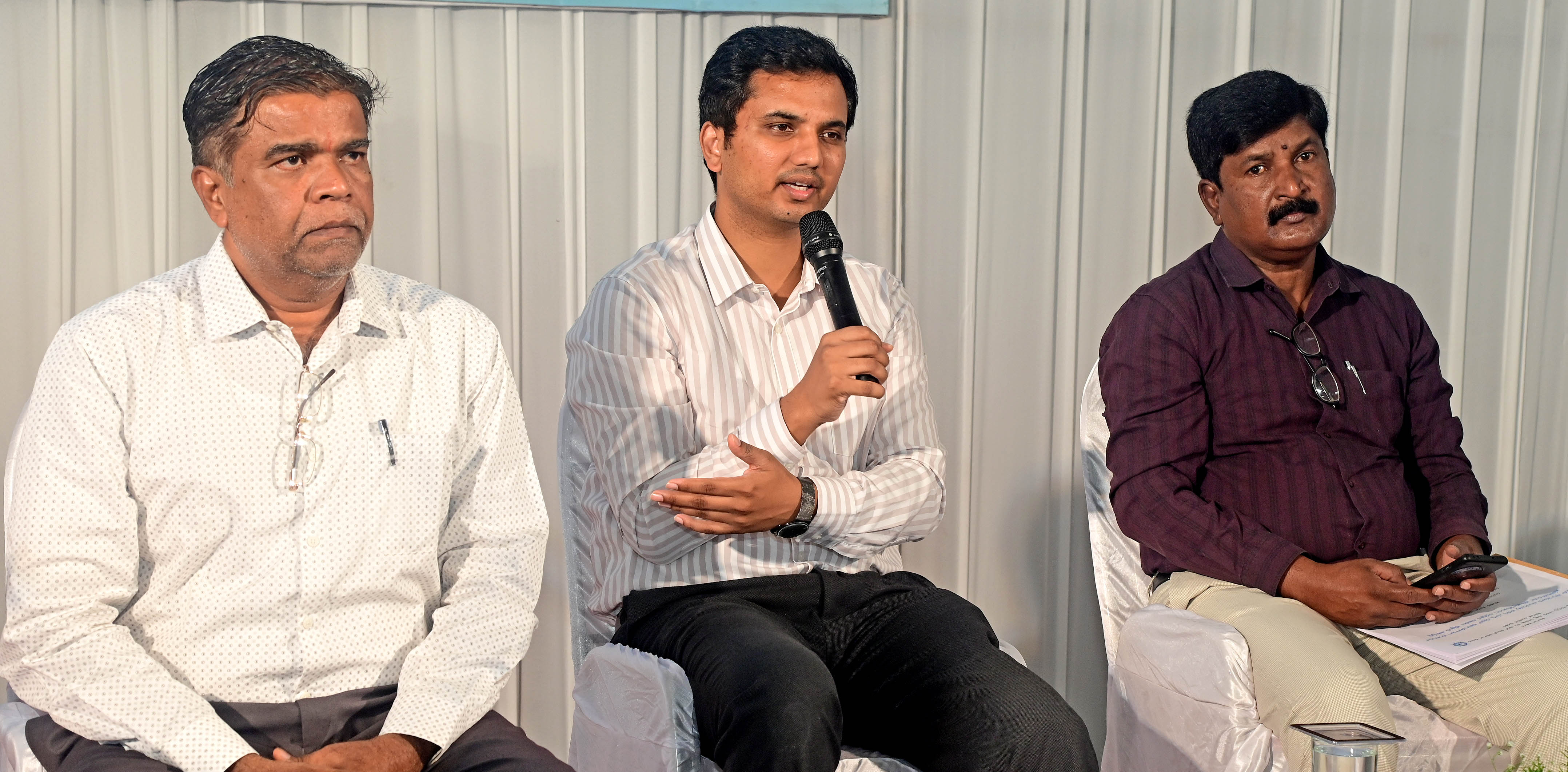 ಲಕ್ಷದ್ವೀಪ ಜೆಟ್ಟಿ ಅಭಿವೃದ್ಧಿ ಕುರಿತ ಪರಿಸರ ಸಮಾಲೋಚನೆ ಸಭೆಯಲ್ಲಿ ಜಿಲ್ಲಾಧಿಕಾರಿ ದರ್ಶನ್ ಎಚ್.ವಿ ಮಾತನಾಡಿದರು : ಪ್ರಜಾವಾಣಿ ಚಿತ್ರ