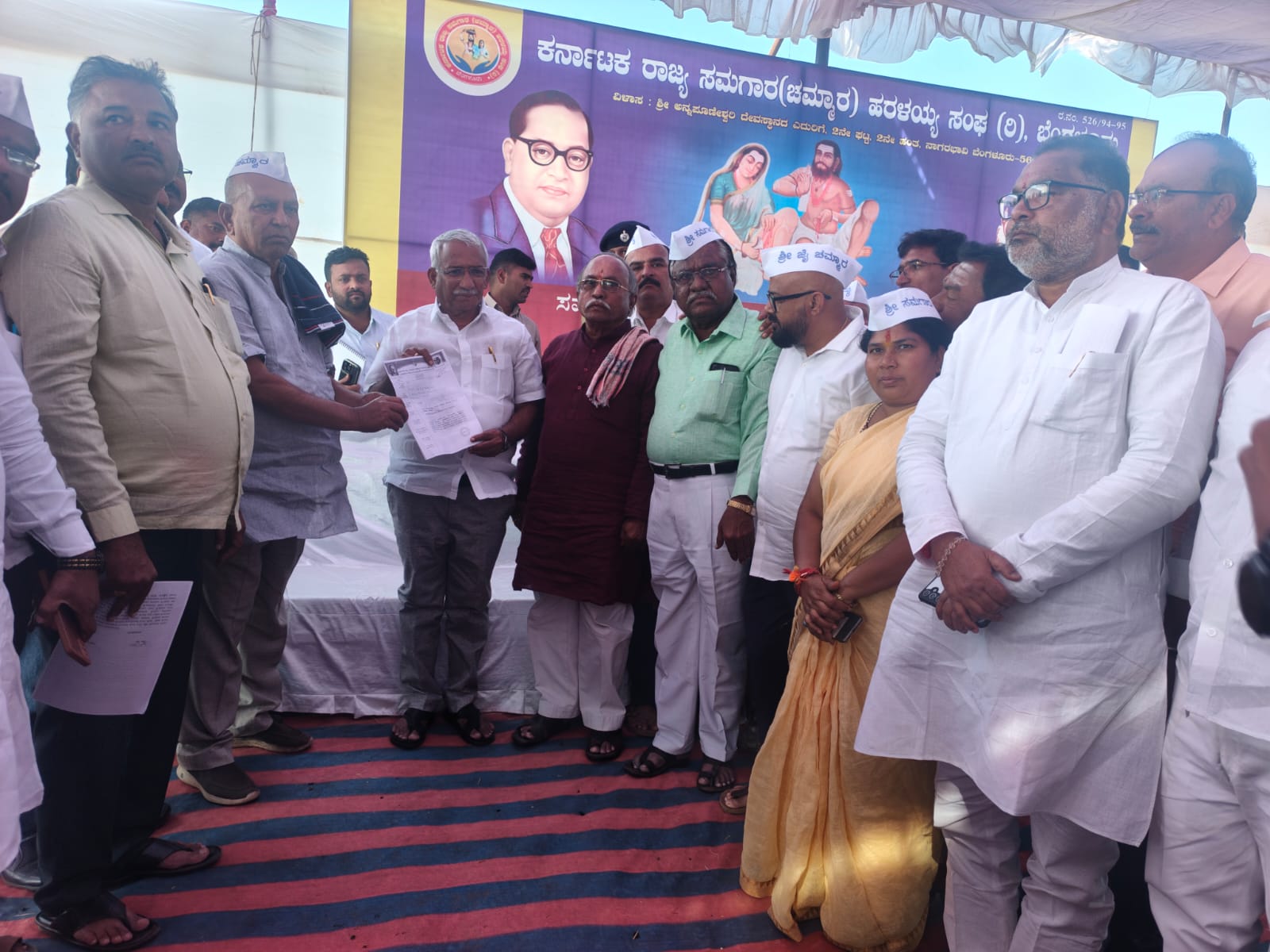 ಬೆಳಗಾವಿಯ ಸುವರ್ಣ ವಿಧಾನಸೌಧ ಬಳಿ ಇರುವ ವೇದಿಕೆಯಲ್ಲಿ ಕರ್ನಾಟಕ ರಾಜ್ಯ ಸಮಗಾರ (ಚಮ್ಮಾರ) ಹರಳಯ್ಯ ಸಂಘದವರು ಸಚಿವ ಆರ್‌.ಬಿ. ತಿಮ್ಮಾಪುರ ಅವರಿಗೆ ಮನವಿ ಸಲ್ಲಿಸಿದರು