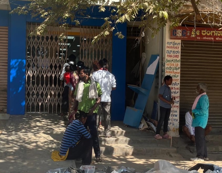 ಮಾಗಡಿಯ ಕಲ್ಯಾಗೇಟ್‌ ಬಳಿ ಇರುವ ಕೆನರಾ ಬ್ಯಾಂಕ್‌ನಲ್ಲಿ ಇಂಟರ್‌ನೆಟ್ ಸಮಸ್ಯೆಯಿಂದಾಗಿ ತಮ್ಮ ಕೆಲಸ ವಿಳಂಬವಾಗಿದ್ದರಿಂದ ಗ್ರಾಹಕರು ಬ್ಯಾಂಕ್ ಹೊರಗಡೆ ನಿಂತಿದ್ದರು