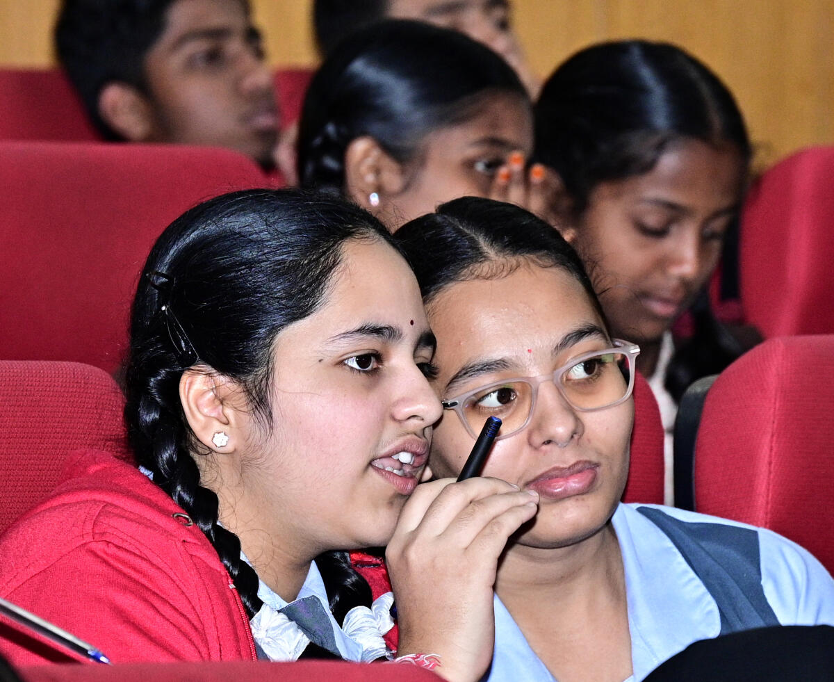 ರಸಪ್ರಶ್ನೆ ಸ್ಪರ್ಧೆ ವೇಳೆ ವಿದ್ಯಾರ್ಥಿನಿಯರು ಚರ್ಚಿಸುತ್ತಿರುವುದು