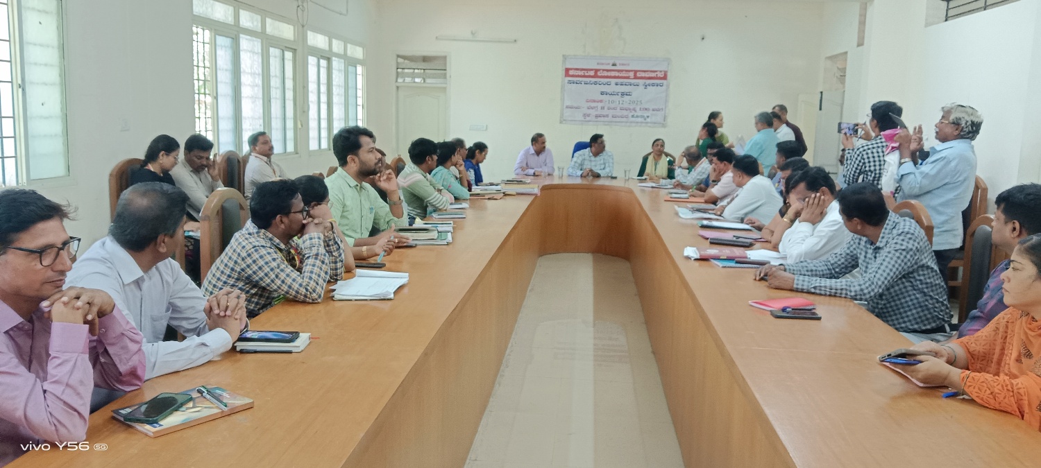 2ಇಪಿ : ಹೊನ್ನಾಳಿ ಪ್ರವಾಸಿ ಮಂದಿರದಲ್ಲಿ ಲೋಕಾಯುಕ್ತ ಪೊಲೀಸ್ ಅಧೀಕ್ಷಕರು ಕರೆಯಲಾಗಿದ್ದ ದೂರು ಸ್ವೀಕಾರ ಸಭೆಯಲ್ಲಿ ಅಧೀಕ್ಷಕರು ಸಾರ್ವಜನಿಕರಿಂದ ಅಧಿಕಾರ ಸ್ವೀಕರಿಸಿ ಮಾತನಾಡಿದರು. 