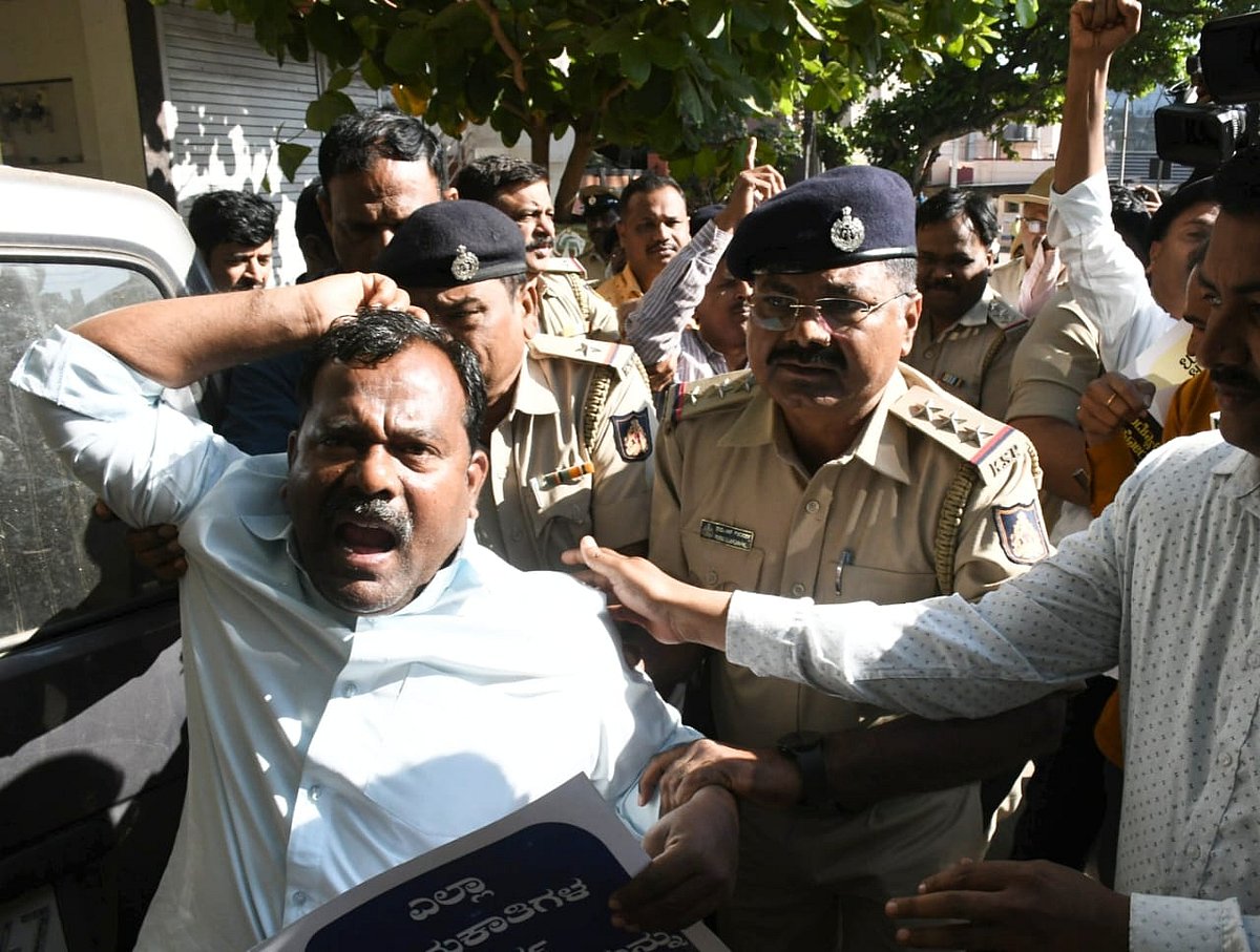 ಧಾರವಾಡ | ನೇಮಕಾತಿ: ಪ್ರತಿಭಟನಾಕಾರರು ವಶಕ್ಕೆ