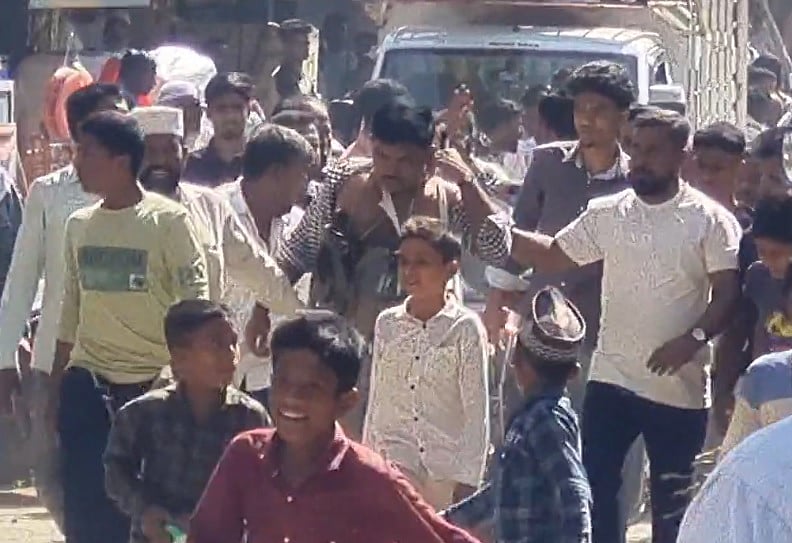 ಸವಣೂರು|ವಿದ್ಯಾರ್ಥಿನಿ ಮೇಲೆ ದೌರ್ಜನ್ಯ: ಶಿಕ್ಷಕನಿಗೆ ಚಪ್ಪಲಿ ಹಾರ ಹಾಕಿ ಮೆರವಣಿಗೆ