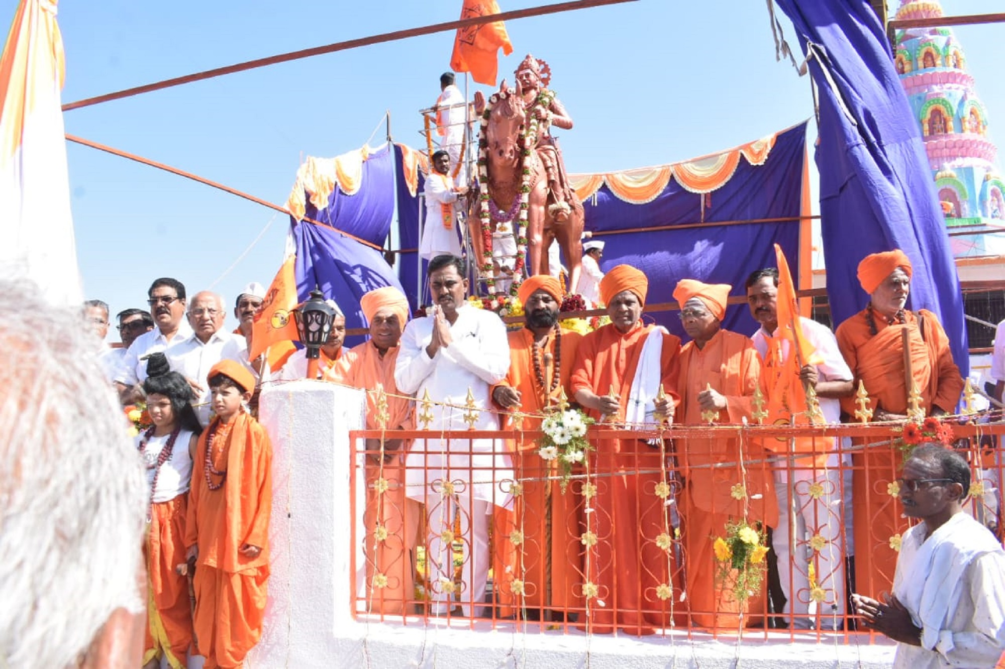 ಚಿಂಚೋಳಿ ತಾಲ್ಲೂಕಿನ ಕನಕಪುರ ಗ್ರಾಮದಲ್ಲಿ ಕರ್ನಾಟಕ ಸಾಂಸ್ಕೃತಿಕ ನಾಯಕ ಅಶ್ವಾರೂಢ ಬಸವೇಶ್ವರ ಮೂರ್ತಿ ಅನಾವರಣ ಪ್ರಯುಕ್ತ ಆಯೋಜಿಸಿದ್ದ ಧರ್ಮಸಭೆಯನ್ನು ಜಾಗತಿಕ ಲಿಂಗಾಯತ ಮಹಾಸಭಾ ರಾಷ್ಟ್ರೀಯ ಉಪಾಧ್ಯಕ್ಷ ಬಸವರಾಜ ಧನ್ನೂರ ಉದ್ಘಾಟಿಸಿದರು