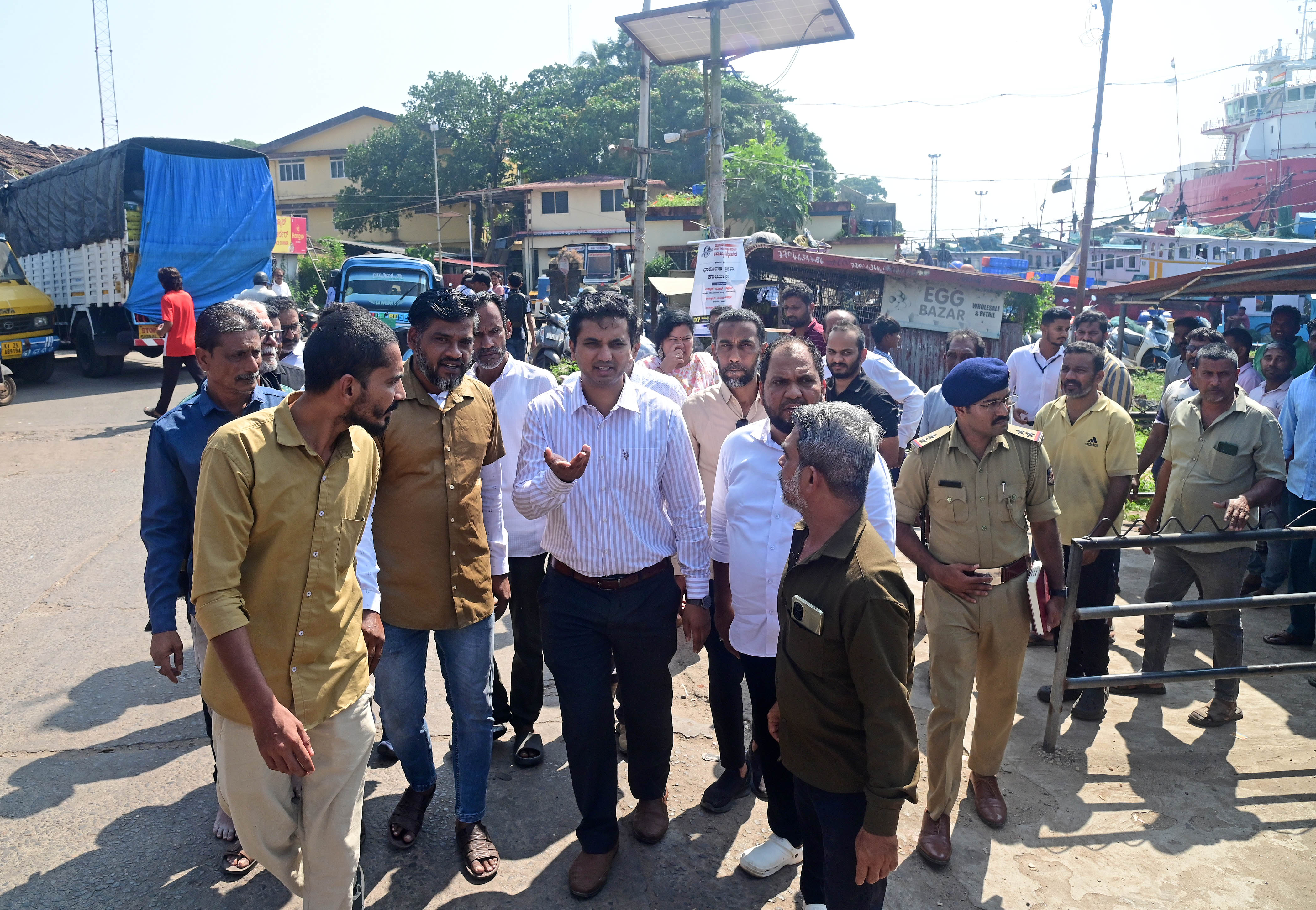 ಜೆಟ್ಟಿ ಅಭಿವೃದ್ಧಿಗೆ ಗುರುತಿಸಿದ ಜಾಗವನ್ನು ಜಿಲ್ಲಾಧಿಕಾರಿ ದರ್ಶನ್ ಎಚ್.ವಿ ವೀಕ್ಷಿಸಿದರು : ಪ್ರಜಾವಾಣಿ ಚಿತ್ರ