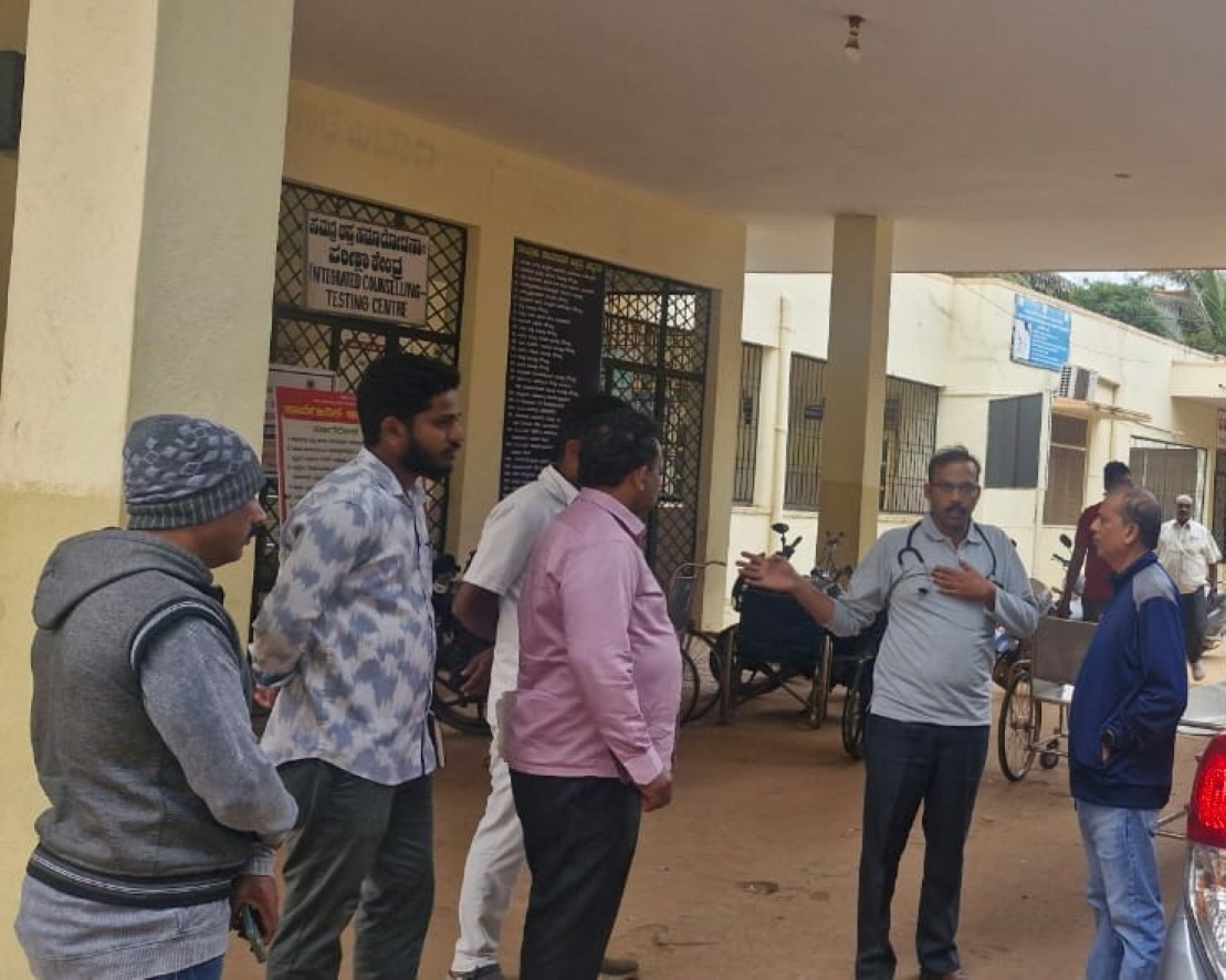 ಜಿಲ್ಲಾಧಿಕಾರಿ ಜಿ.ಎಂ. ಗಂಗಾಧರಸ್ವಾಮಿ ಅವರು ಚನ್ನಗಿರಿ ತಾಲ್ಲೂಕಿನ ಸಾರ್ವಜನಿಕ ಆಸ್ಪತ್ರೆಗೆ ಈಚೆಗೆ ಭೇಟಿ ನೀಡಿ ಪರಿಶೀಲನೆ ನಡೆಸಿದರು