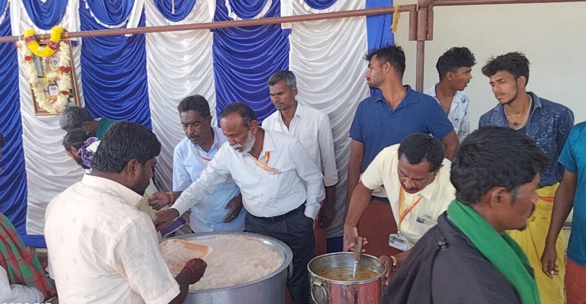 ರಾಸುಗಳ ಜಾತ್ರೆಗೆ ಆಗಮಿಸಿರುವ ರೈತರಿಗೆ ದೇವಾಲಯದಿಂದ ಅನ್ನದಾಸೋಹವನ್ನು ಬುಧವಾರ ಆರಂಭಿಸಲಾಯಿತು
