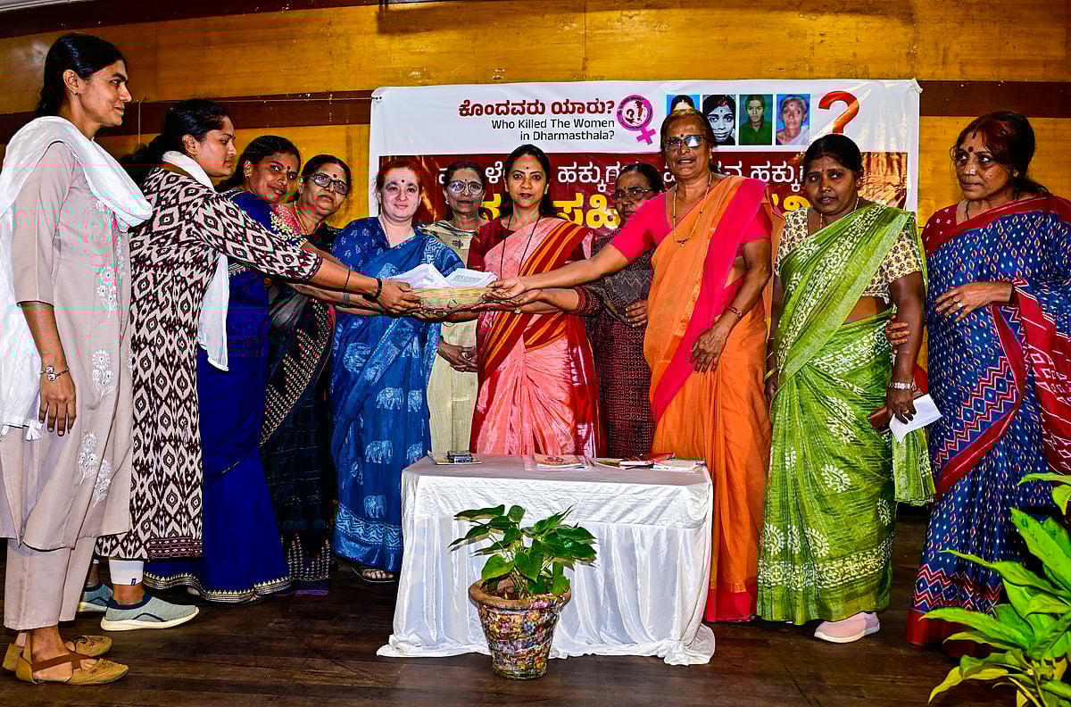 ಧರ್ಮಸ್ಥಳದ ಬುರುಡೆಯನ್ನಲ್ಲ, ಸಾವಿನ ತನಿಖೆ ನಡೆಸಿ: ಮನವಿ ಸ್ವೀಕರಿಸಿದ ಮಹಿಳಾ ಆಯೋಗ