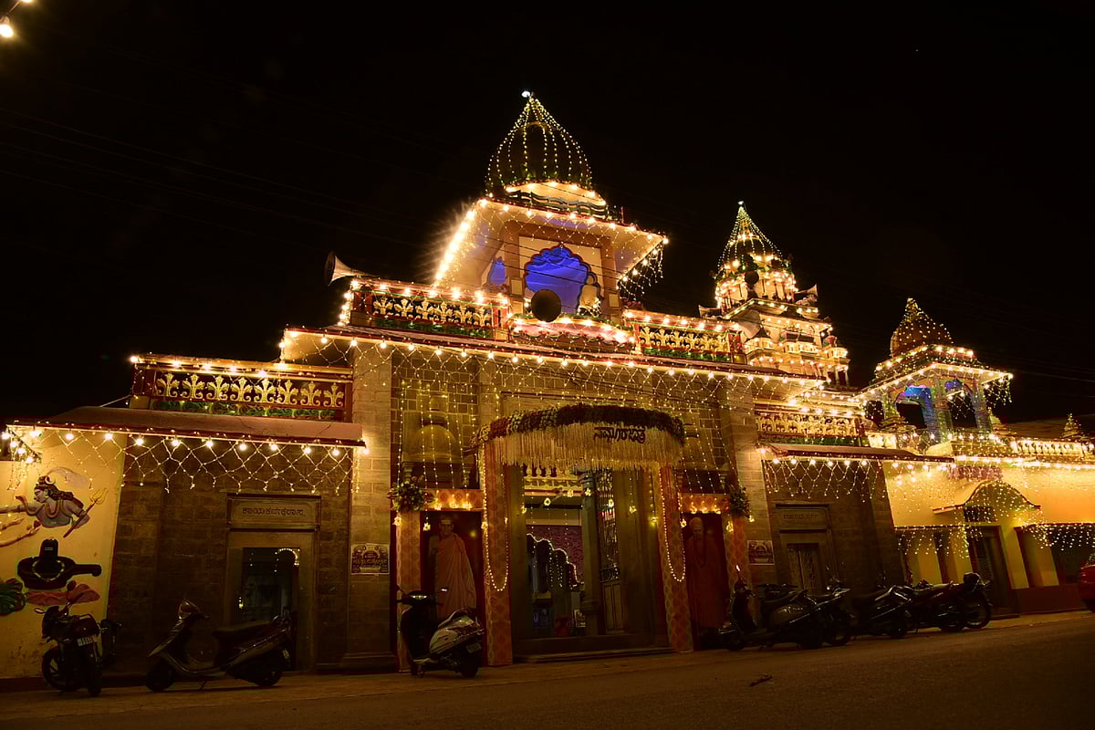 ಹುಕ್ಕೇರಿಮಠ |  ಸದಾಶಿವ  ಸ್ವಾಮೀಜಿ ತುಲಾಭಾರ: 80 ಕೆ.ಜಿ. ಬೆಳ್ಳಿ ಸಂಗ್ರಹ
