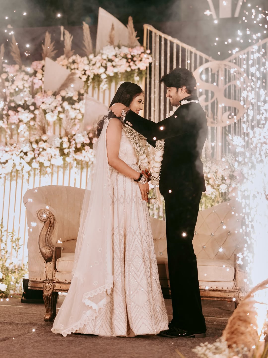 ಪತ್ನಿ ಸ್ಪೂರ್ತಿ ಜತೆ ಹಾರ ಬದಲಾಯಿಸಿಕೊಂಡು, ಆರತಕ್ಷತೆ ಕ್ಷಣಗಳ  ಚಿತ್ರಗಳನ್ನು ನಟ ಶ್ರೀರಾಮ್ ಸಾಮಾಜಿಕ ಮಾಧ್ಯಮದಲ್ಲಿ ಹಂಚಿಕೊಂಡಿದ್ದಾರೆ.