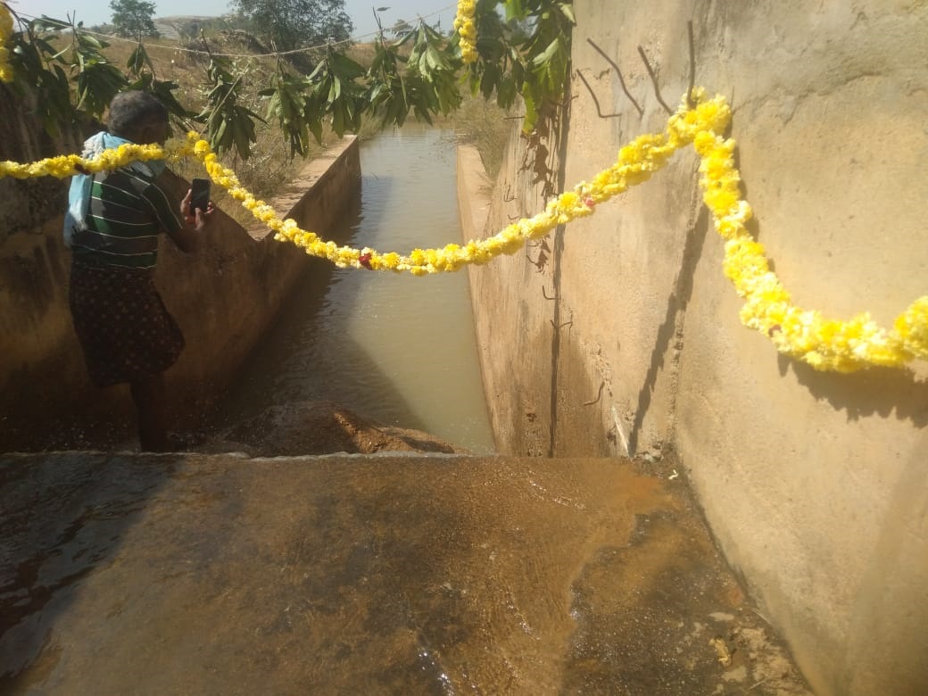 ಪಾವಗಡ ತಾಲ್ಲೂಕು ಮದ್ದೆ ಬಳಿ ಆಂಧ್ರಪ್ರದೇಶ ನಿರ್ಮಿಸಿರುವ ಕಾಲುವೆಯಲ್ಲಿ ಹರಿಯುತ್ತಿರುವ ಕೃಷ್ಣಾ ನದಿ ನೀರು