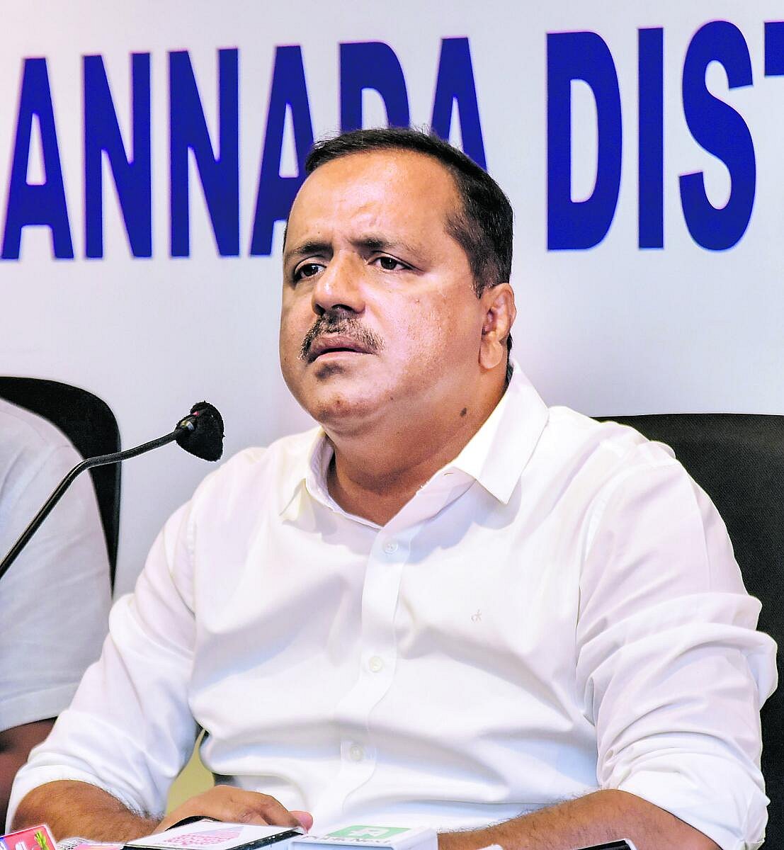 ಸಿಮೆಂಟ್ ಮಂಜು ಹೆಸರಿನಲ್ಲಿ ನಕಲಿ ಗಮನ ಸೆಳೆಯುವ ಸೂಚನೆ: ವಿಧಾನಸಭೆಯಲ್ಲಿ ಅಚ್ಚರಿ