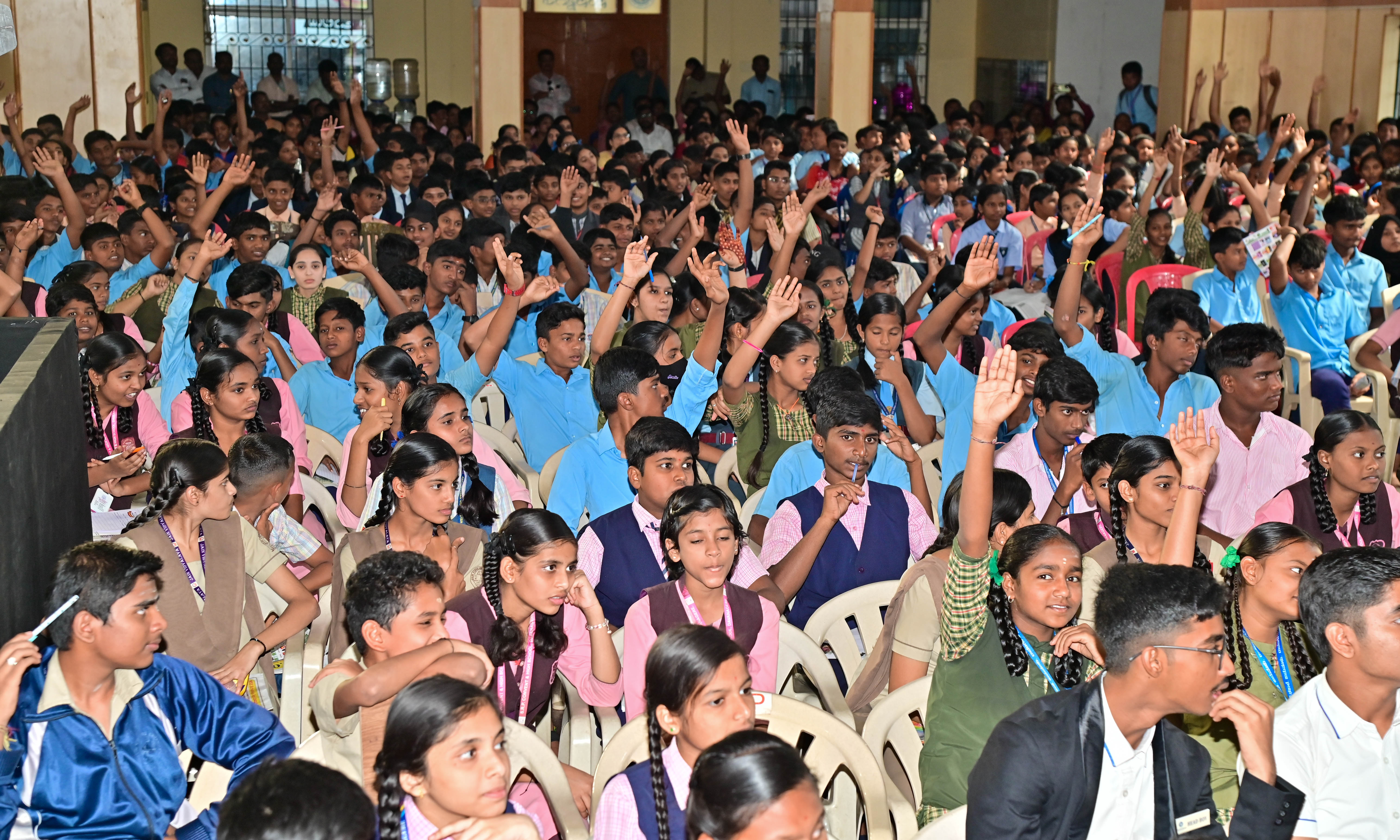 ದಾವಣಗೆರೆಯ ಕುವೆಂಪು ಕನ್ನಡ ಭವನದಲ್ಲಿ ಗುರುವಾರ ಏರ್ಪಡಿಸಿದ್ದ ವಲಯ ಮಟ್ಟದ ‘ಪ್ರಜಾವಾಣಿ ರಸಪ್ರಶ್ನೆ ಚಾಂಪಿಯನ್‌ಶಿಪ್’ ಸ್ಪರ್ಧೆಯಲ್ಲಿ ಉತ್ತರಿಸಲು ಉತ್ಸುಕತೆ ತೋರಿದ ವಿದ್ಯಾರ್ಥಿಗಳು –ಪ್ರಜಾವಾಣಿ ಚಿತ್ರ