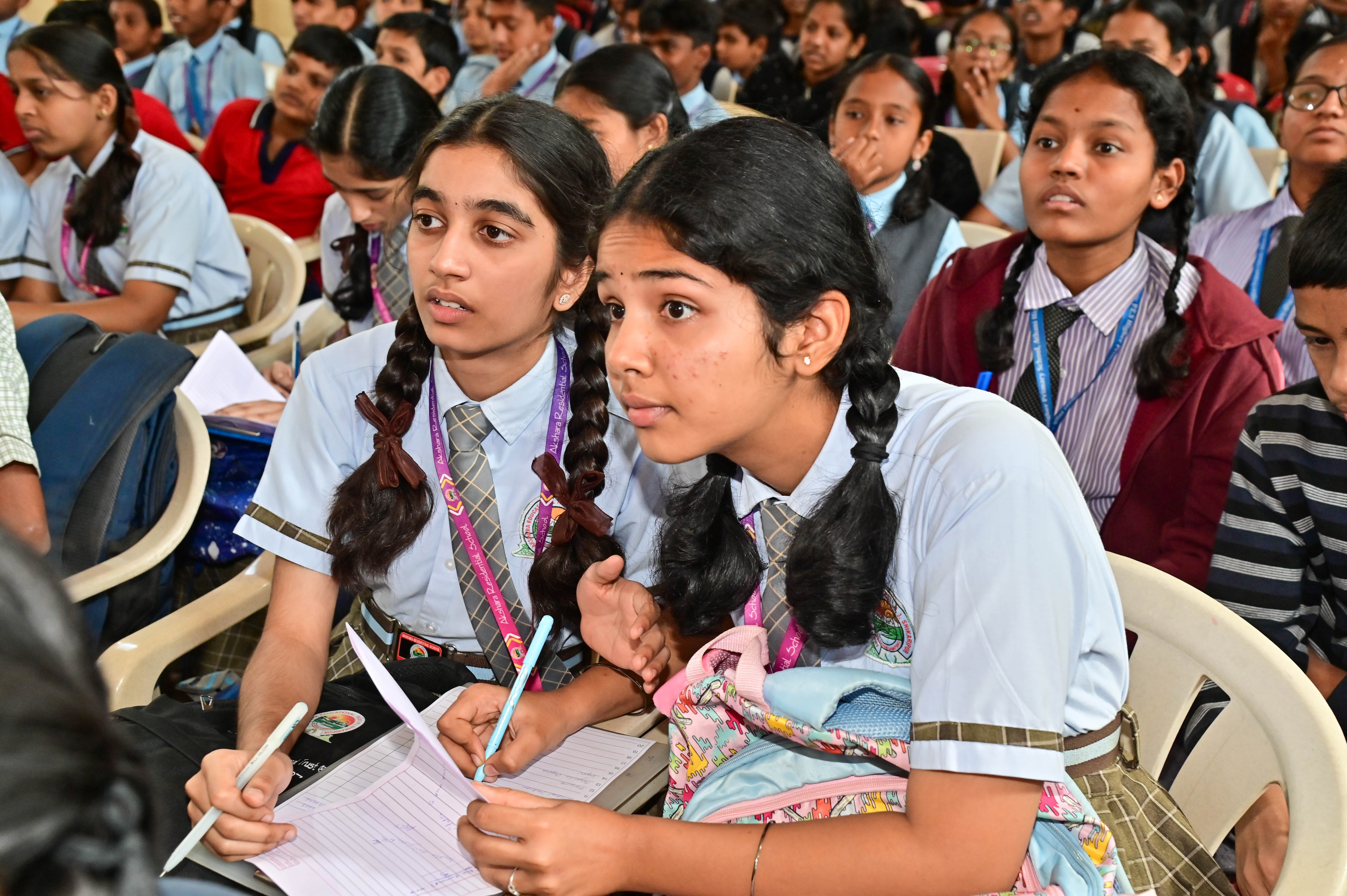 ಉತ್ತರ ಬರೆಯುವಲ್ಲಿ ಮಗ್ನರಾದ ವಿದ್ಯಾರ್ಥಿಗಳು