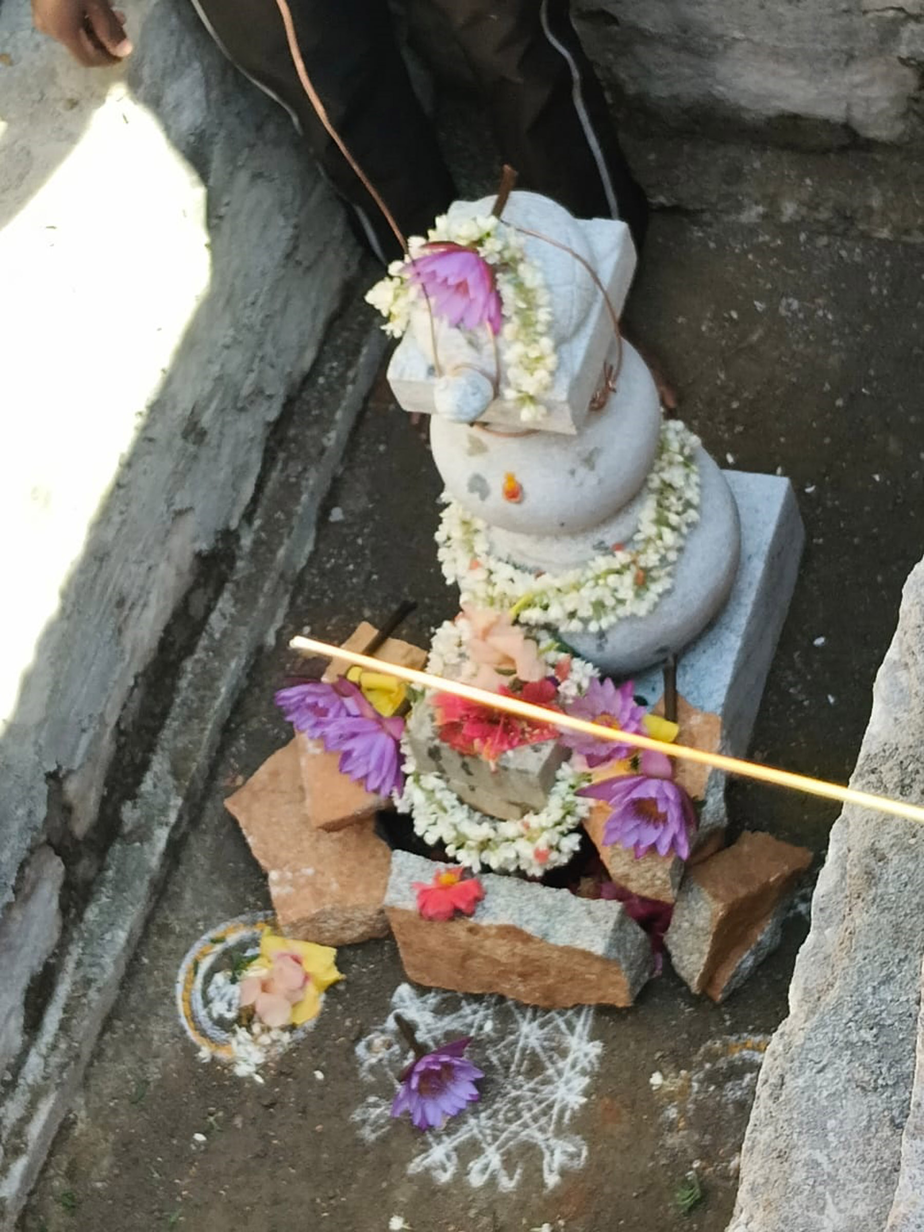 ನಾಪೋಕ್ಲುಸಮೀಪದ ಬಲ್ಲಮಾವಟಿ ಶ್ರೀ ಭಗವತಿ ದೇವಸ್ಥಾನದ ಗರ್ಭಗುಡಿ ಹಾಗೂ ಮುಖ ಮಂಟಪ ಪುನರ್ ನಿರ್ಮಾಣ ಕಾರ್ಯದ  ಷಡಾಧಾರ ಪೂಜಾ ವಿಧಿ ವಿಧಾನಗಳು ಶ್ರದ್ಧಾ ಭಕ್ತಿಯಿಂದ ನಡೆದವು