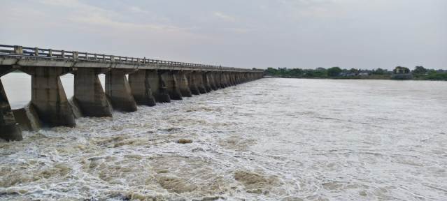 ವಡಗೇರಾ ಮಳೆಗಾಲದಲ್ಲಿ ಕಂದಳ್ಳಿ ಬ್ರೀಜ್ ಕಂ ಬ್ಯಾರೇಜ್ ನಲ್ಲಿ ತುಂಬಿ ಹರಿಯುತ್ತಿರುವ ಭೀಮಾ ನದಿ