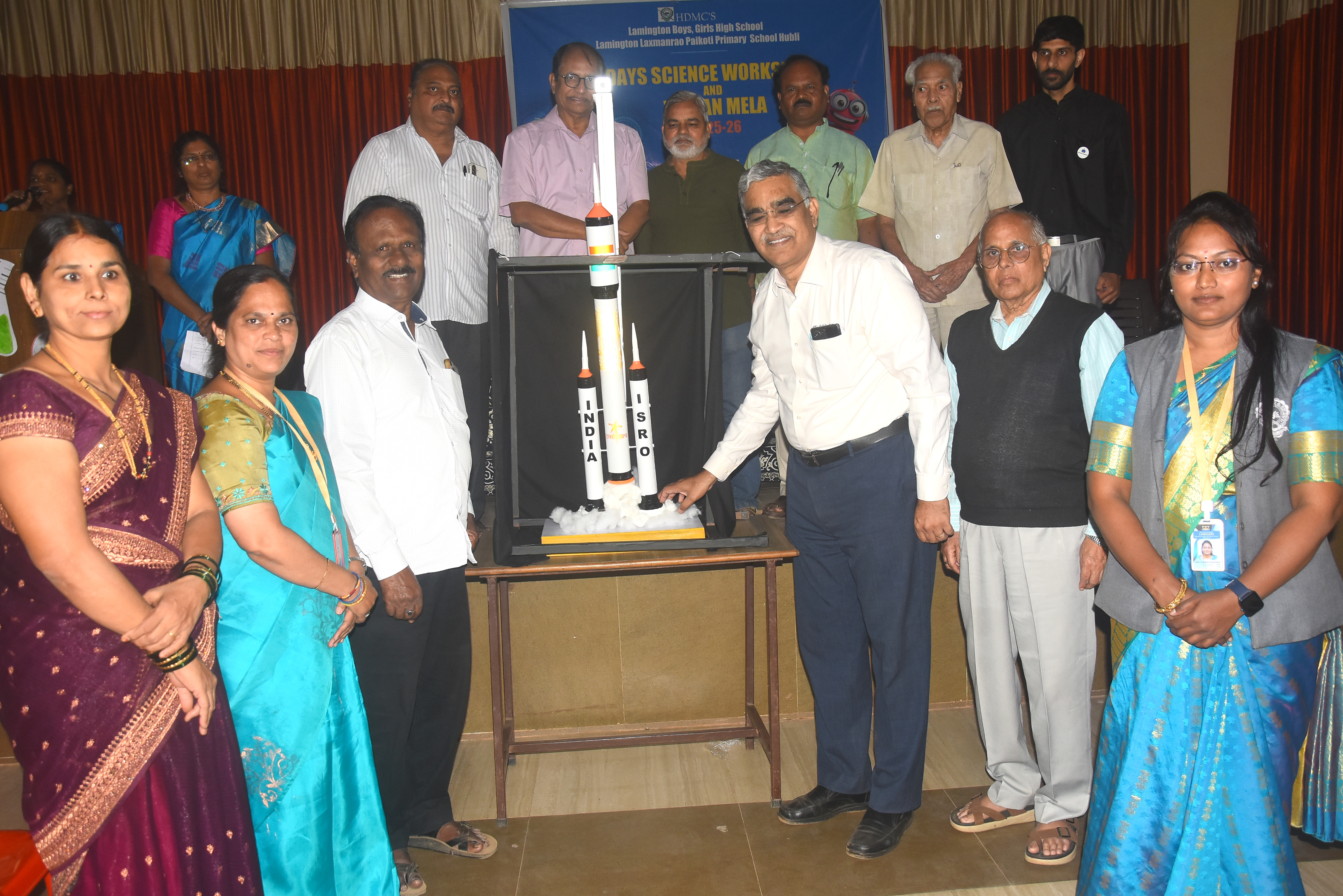 ಹುಬ್ಬಳ್ಳಿಯ ಲ್ಯಾಮಿಂಗ್ಟನ್ ಶಾಲೆಯಲ್ಲಿ ಗುರುವಾರ ಹಮ್ಮಿಕೊಂಡಿದ್ದ ವಿಜ್ಞಾನ ಮೇಳವನ್ನು ಧಾರವಾಡ ಐಐಟಿ ಪ್ರಾಧ್ಯಾಪಕ ಎಸ್.ಎಂ. ಶಿವಪ್ರಸಾದ್‌ ಅವರು ರಾಕೆಟ್‌ ಮಾದರಿ ಉಡ್ಡಯನ ಮಾಡುವ ಮೂಲಕ ಉದ್ಘಾಟಿಸಿದರು  