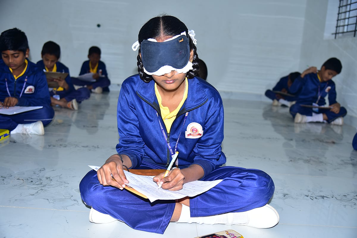 ಬಳ್ಳಾರಿ: ಕಣ್ಣಿಗೆ ಬಟ್ಟೆಕಟ್ಟಿ ಪರೀಕ್ಷೆ ಬರೆದ ‘ಗಾಂಧಾರಿ ವಿದ್ಯೆ’ ವಿದ್ಯಾರ್ಥಿನಿ