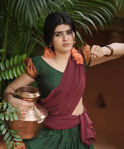 ಹಳ್ಳಿ ಸೊಗಡಿನಲ್ಲಿ ಲಂಗ ದಾವಣಿಯುಟ್ಟು ನಟಿ ಶರಣ್ಯ ಶೆಟ್ಟಿ ಮಿಂಚಿದ್ದಾರೆ.