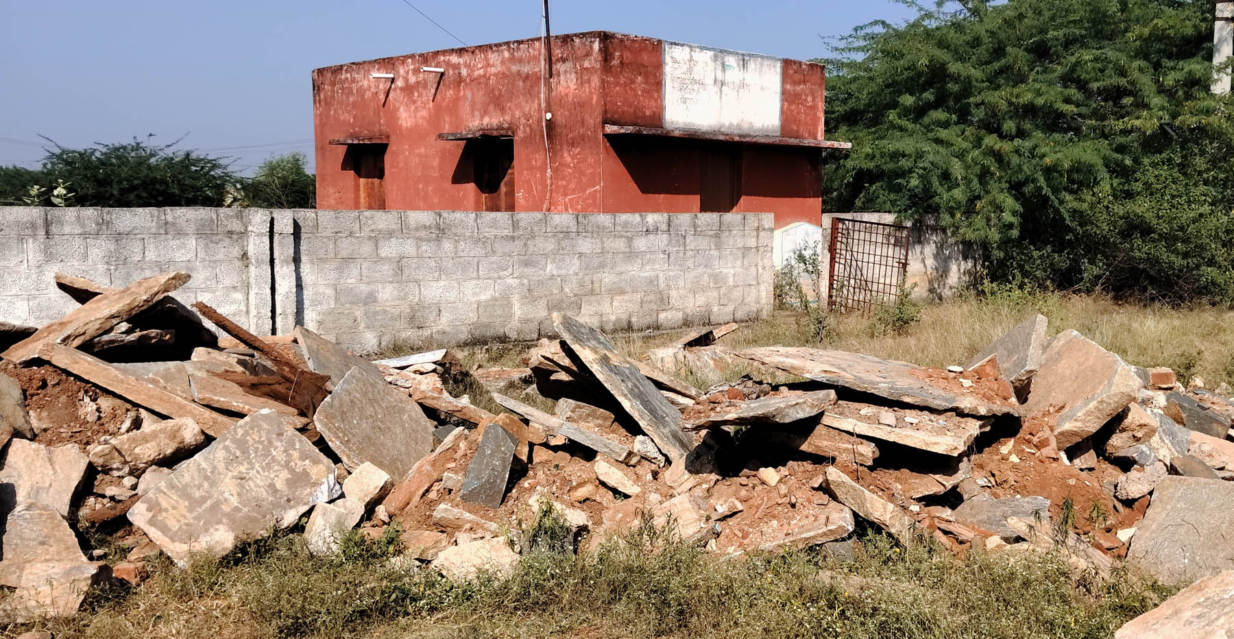 ಗ್ರಂಥಾಲಯ ಕಟ್ಟಡದ ಸಮೀಪ ತ್ಯಾಜ್ಯ ಸಂಗ್ರಹಿಸಿರುವುದು