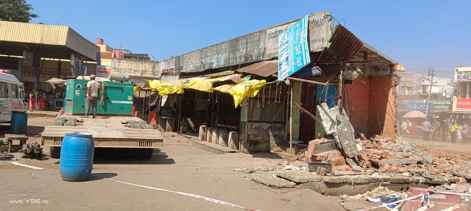 ಹೊನ್ನಾಳಿ ಖಾಸಗಿ ಬಸ್ ನಿಲ್ದಾಣಕ್ಕೆ ಮುಖಮಾಡಿರುವ ನಾಲ್ಕು ವಾಣಿಜ್ಯ ಮಳಿಗೆಗಳನ್ನು ತೆರವುಗೊಳಿಸದೇ ಬಿಟ್ಟಿರುವುದು