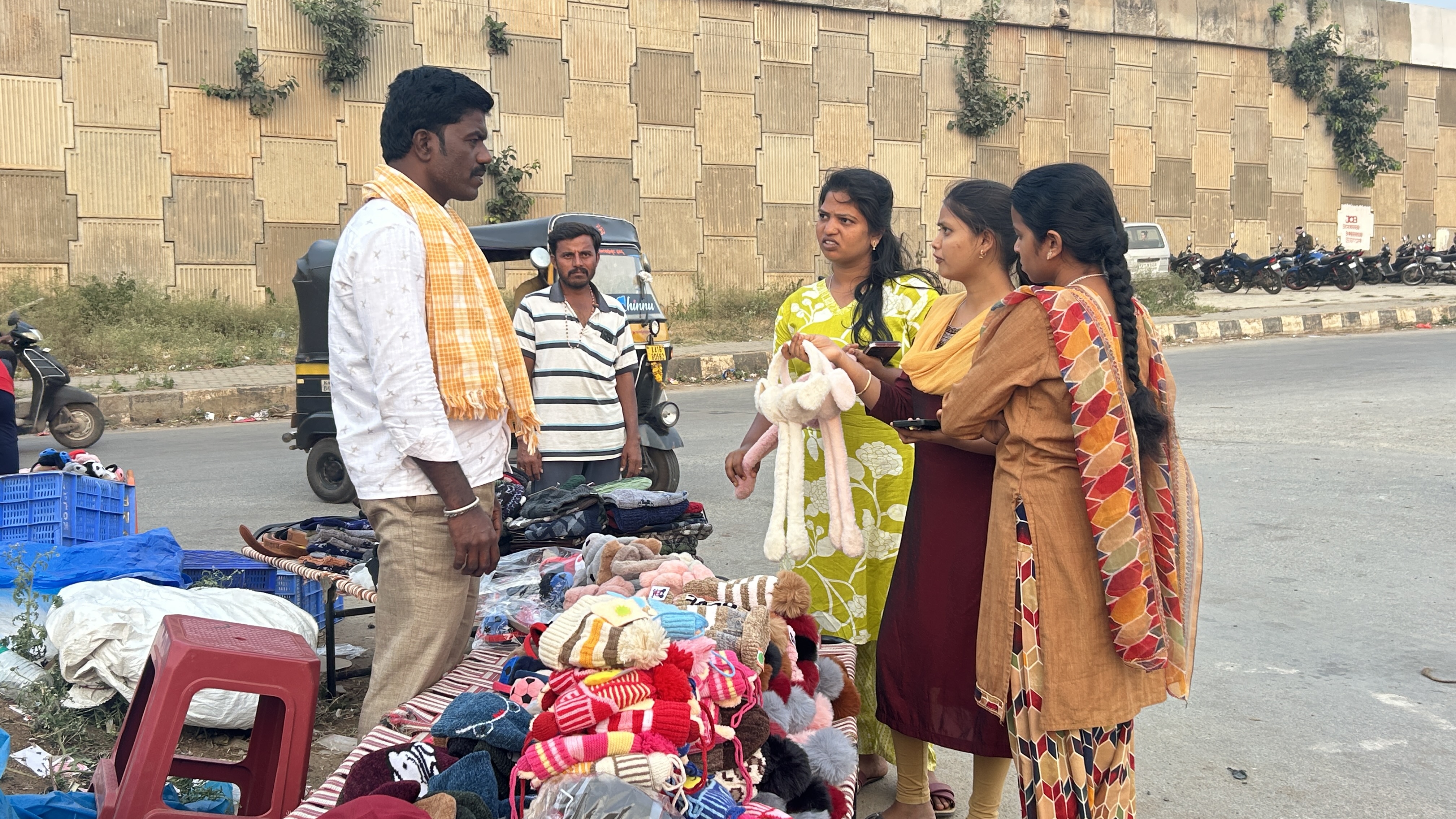 ಚಳ್ಳಕೆರೆ ಗೇಟ್‌ನಲ್ಲಿ ಟೋಪಿಗಳಿಗೆ ಬಲು ಬೇಡಿಕೆ