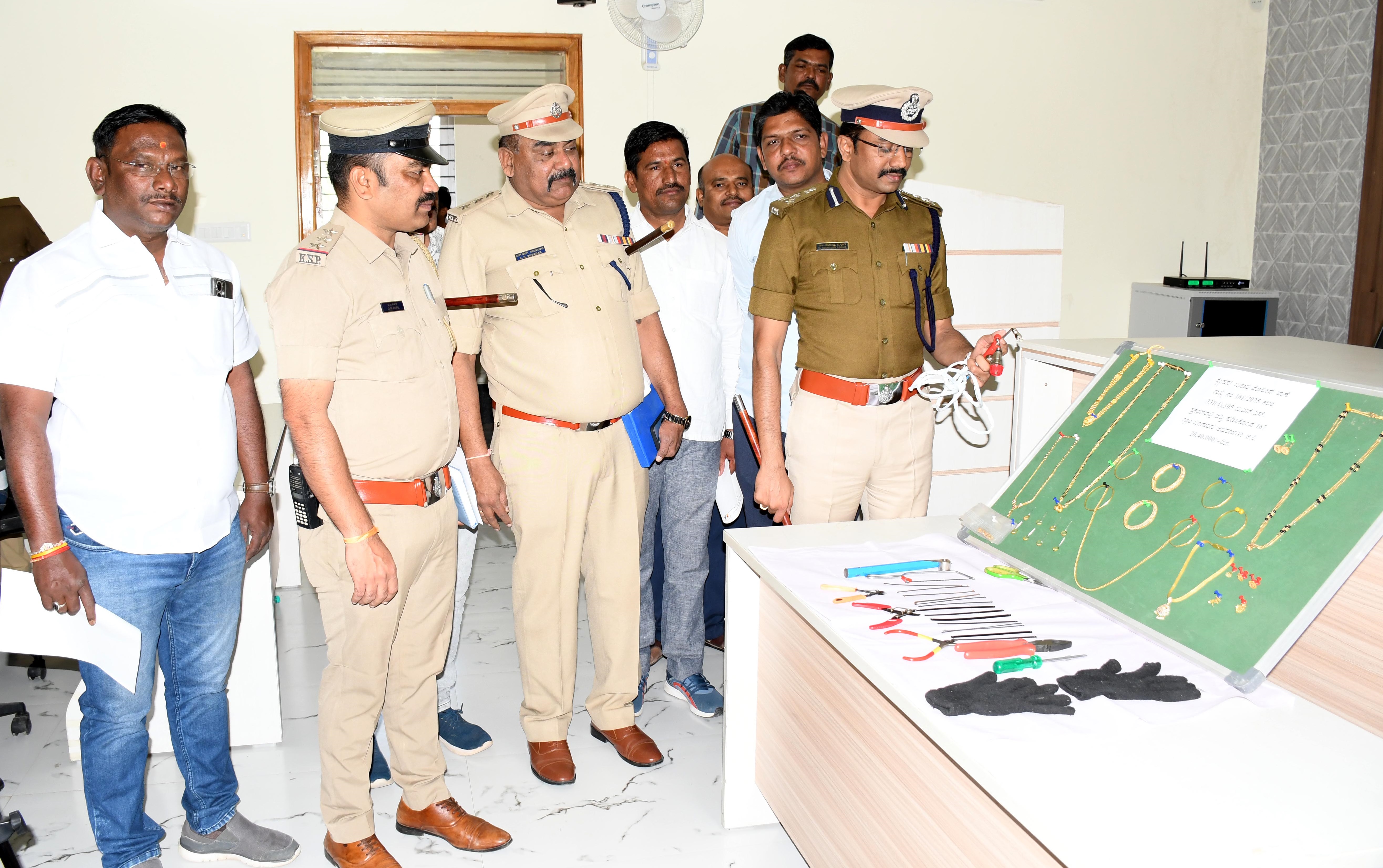 ಆರೋಪಿಯಿಂದ ವಶಕ್ಕೆ ಪಡೆದ ಚಿನ್ನ–ಬೆಳ್ಳಿ ಆಭರಣ ಹಾಗೂ ಕೃತ್ಯಕ್ಕೆ ಬಳಸಿದ ವಸ್ತುಗಳನ್ನು ಕಮಿಷನರ್‌ ಶರಣಪ್ಪ ಎಸ್‌.ಡಿ. ಪರಿಶೀಲಿಸಿದರು. ಎಸಿಪಿ ಶರಣಬಸಪ್ಪ ಸುಬೇದಾರ ಇನ್‌ಸ್ಪೆಕ್ಟರ್‌ ಗುರುಲಿಂಗಪ್ಪ ಪಾಟೀಲ ಇದ್ದಾರೆ