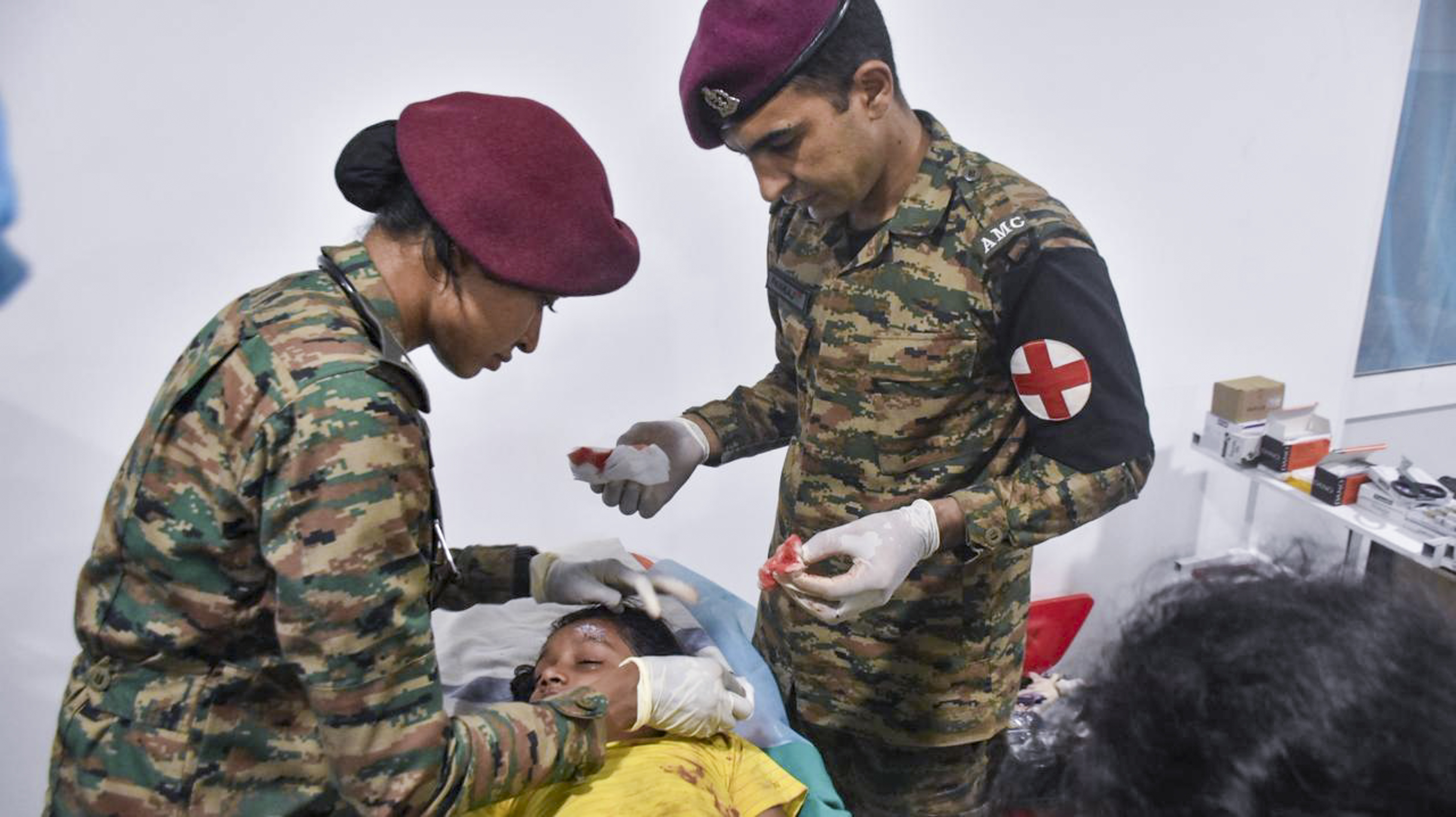 ಶ್ರೀಲಂಕಾದ ವೈದ್ಯಕೀಯ ಶಿಬಿರದಲ್ಲಿ ಗಾಯಾಳುಗಳಿಗೆ ಭಾರತೀಯ ಸೇನೆಯ ವೈದ್ಯಕೀಯ ತಂಡವು ಚಿಕಿತ್ಸೆ ನೀಡಿತು