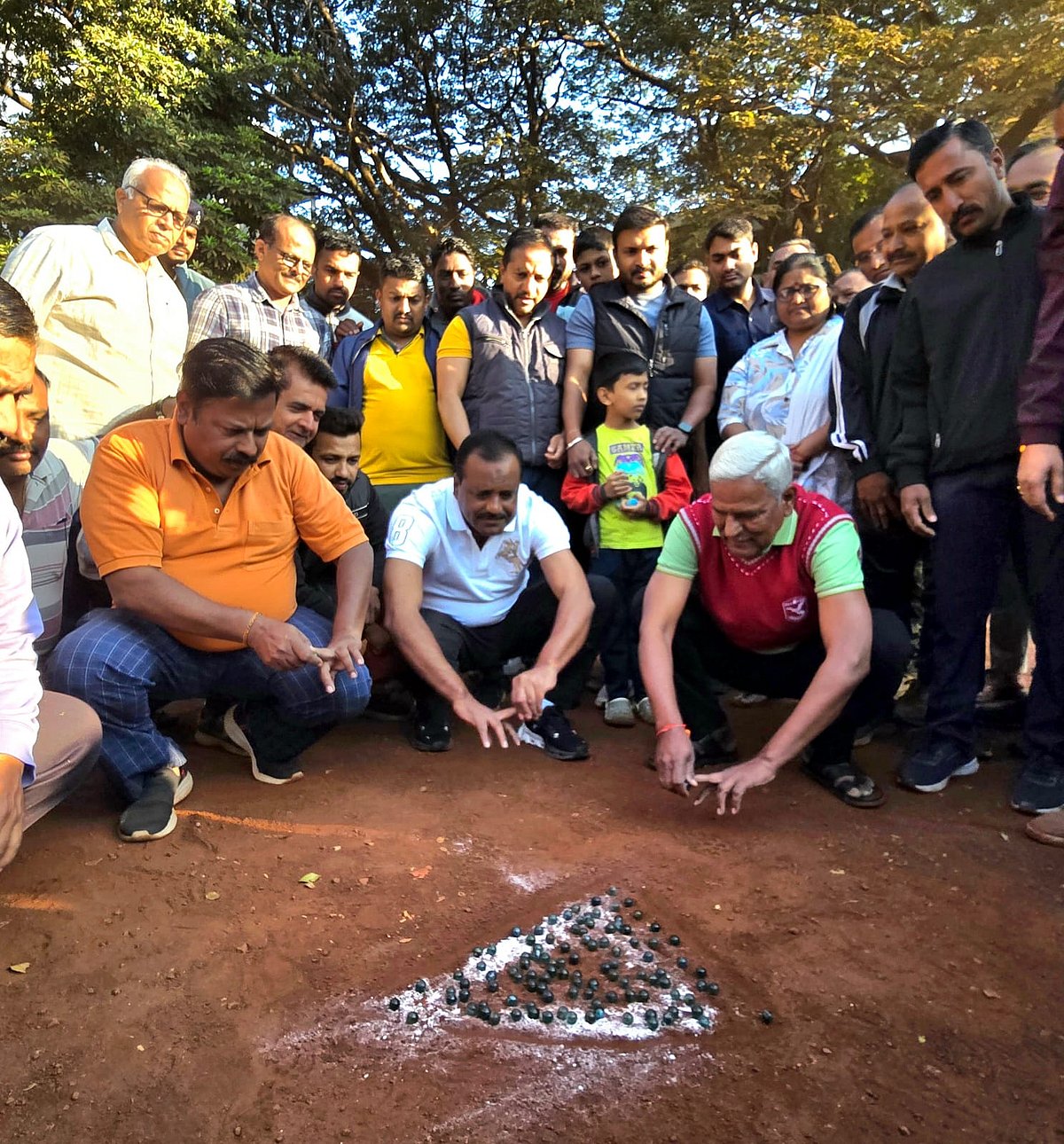 ಚಿನ್ನಿ ದಾಂಡು,ಗಾಲಿ ಓಟದಲ್ಲಿ ಪಾಲ್ಗೊಂಡು ಬಾಲ್ಯದ ದಿನಗಳನ್ನು ನೆನೆದ ಖಾದರ್‌,ಸವದಿ