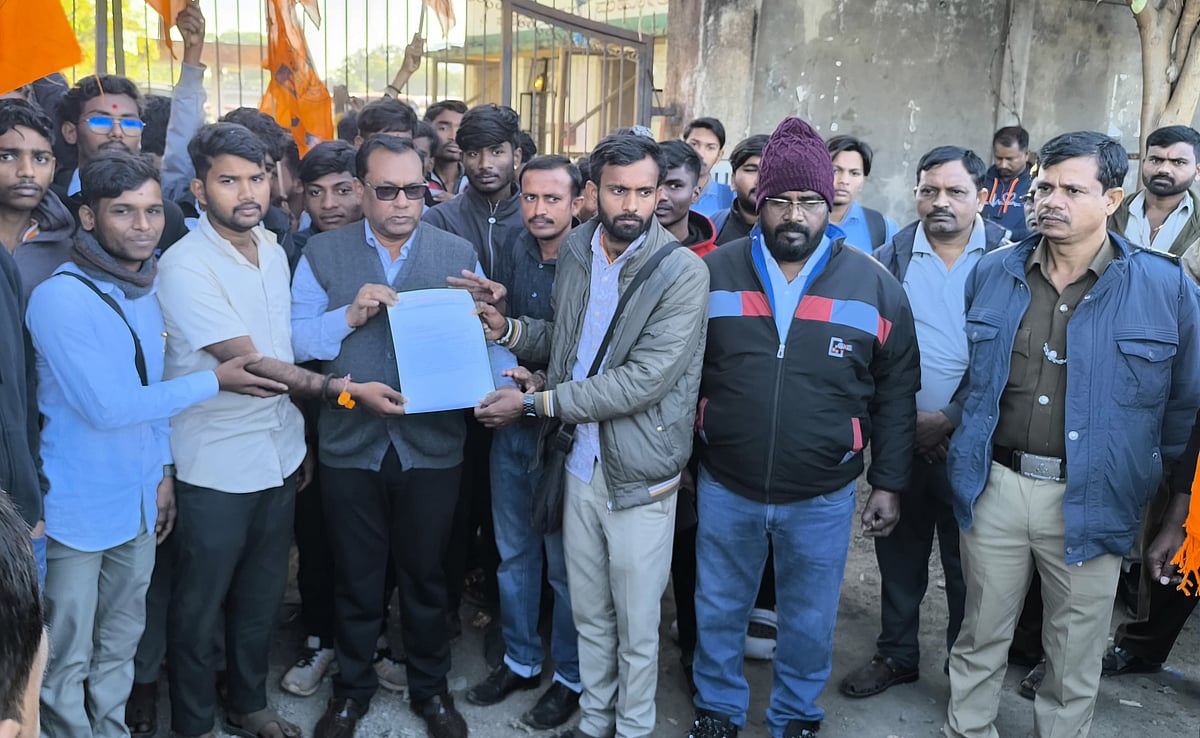 ಔರಾದ್ | ಸಮರ್ಪಕ ಬಸ್ ಕೊರತೆ: ವಿದ್ಯಾರ್ಥಿಗಳಿಂದ ಬಸ್ ಡಿಪೋಗೆ ಮುತ್ತಿಗೆ