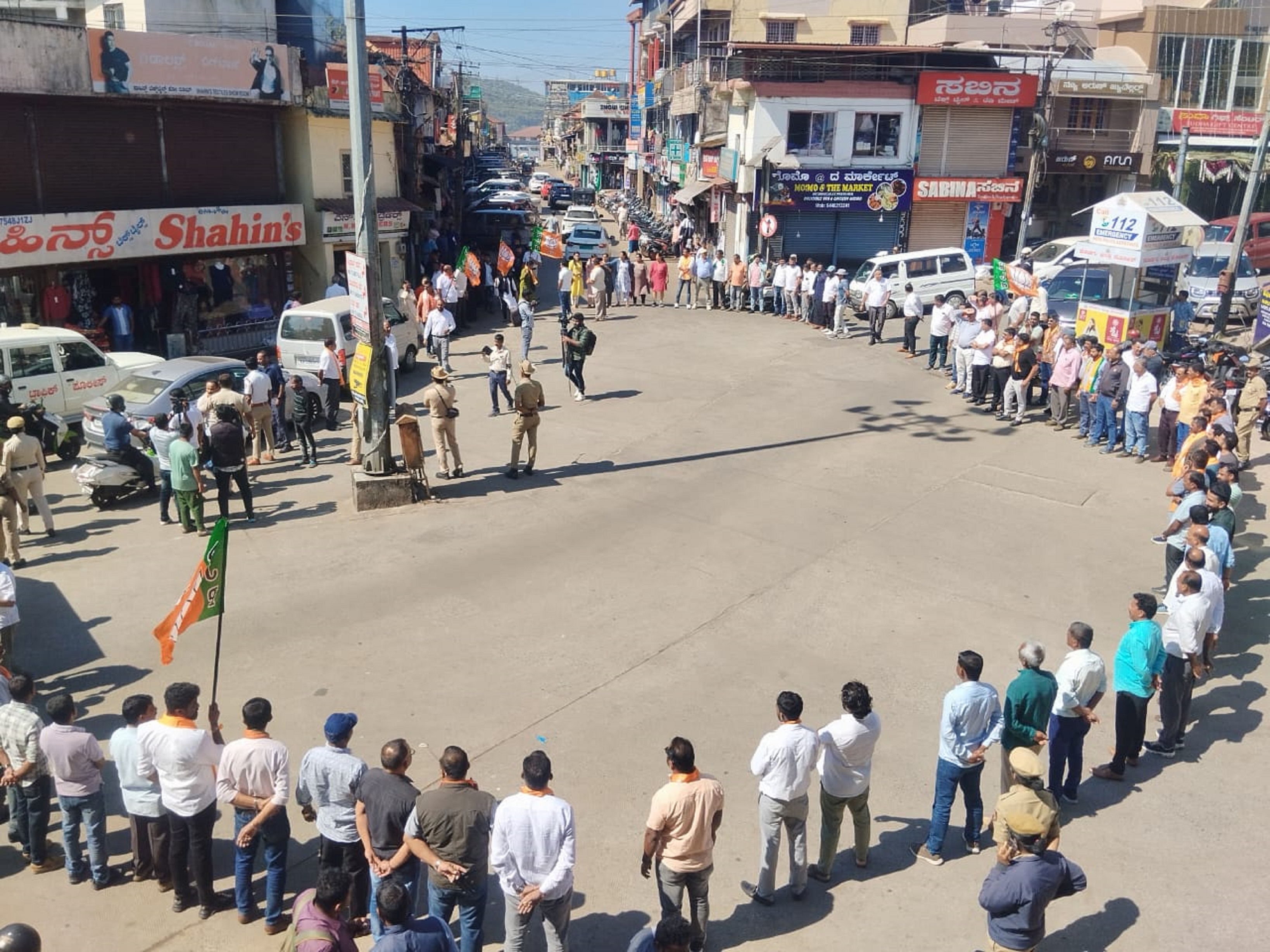 ಪ್ರಧಾನಮಂತ್ರಿ ವಿರುದ್ಧ ಆಕ್ಷೇಪಾರ್ಹ ಪದಗಳನ್ನು ಬಳಸಿದ ಆರೋಪಿಗಳ ವಿರುದ್ಧ ಕಠಿಣ ಕ್ರಮ ಕೈಗೊಳ್ಳಬೇಕು ಹಾಗೂ ಟಿಪ್ಪು ಜಯಂತಿ ಆಚರಿಸಬಾರದು ಎಂದು ಒತ್ತಾಯಿಸಿ ಬಿಜೆಪಿ ಮುಖಂಡರು ಮತ್ತು ಕಾರ್ಯಕರ್ತರು ಮಡಿಕೇರಿಯ ಇಂದಿರಾ ಗಾಂಧಿ ವೃತ್ತ (ಚೌಕಿ)ದಲ್ಲಿ ಮಾನವ ಸರಪಳಿ ರಚಿಸಿ ಸರ್ಕಾರದ ವಿರುದ್ಧ ಆಕ್ರೋಶ ವ್ಯಕ್ತಪಡಿಸಿದರು