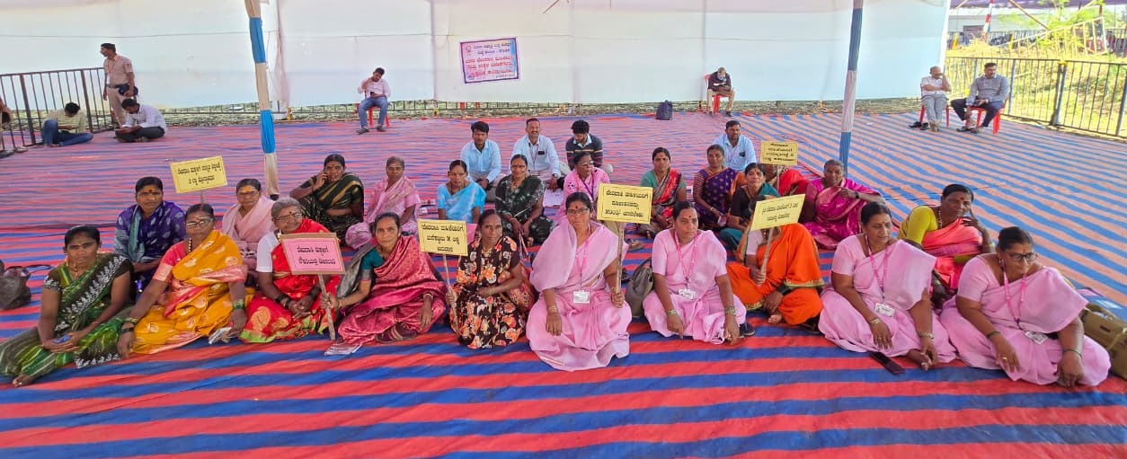 ಮಾಸಿಕ ₹5000 ಮಾಸಾಶನ ನೀಡಲು ಆಗ್ರಹಿಸಿ ಮಾಜಿ ದೇವದಾಸಿಯರು ಸೀತವ್ವ ಜೋಡಟ್ಟಿ ಅವರ ನೇತೃತ್ವದಲ್ಲಿ ಗುರುವಾರ ಸುವರ್ಣ ವಿಧಾನಸೌಧದ ಬಳಿ ಧರಣಿ ನಡೆಸಿದರು  ಪ್ರಜಾವಾಣಿ ಚಿತ್ರ